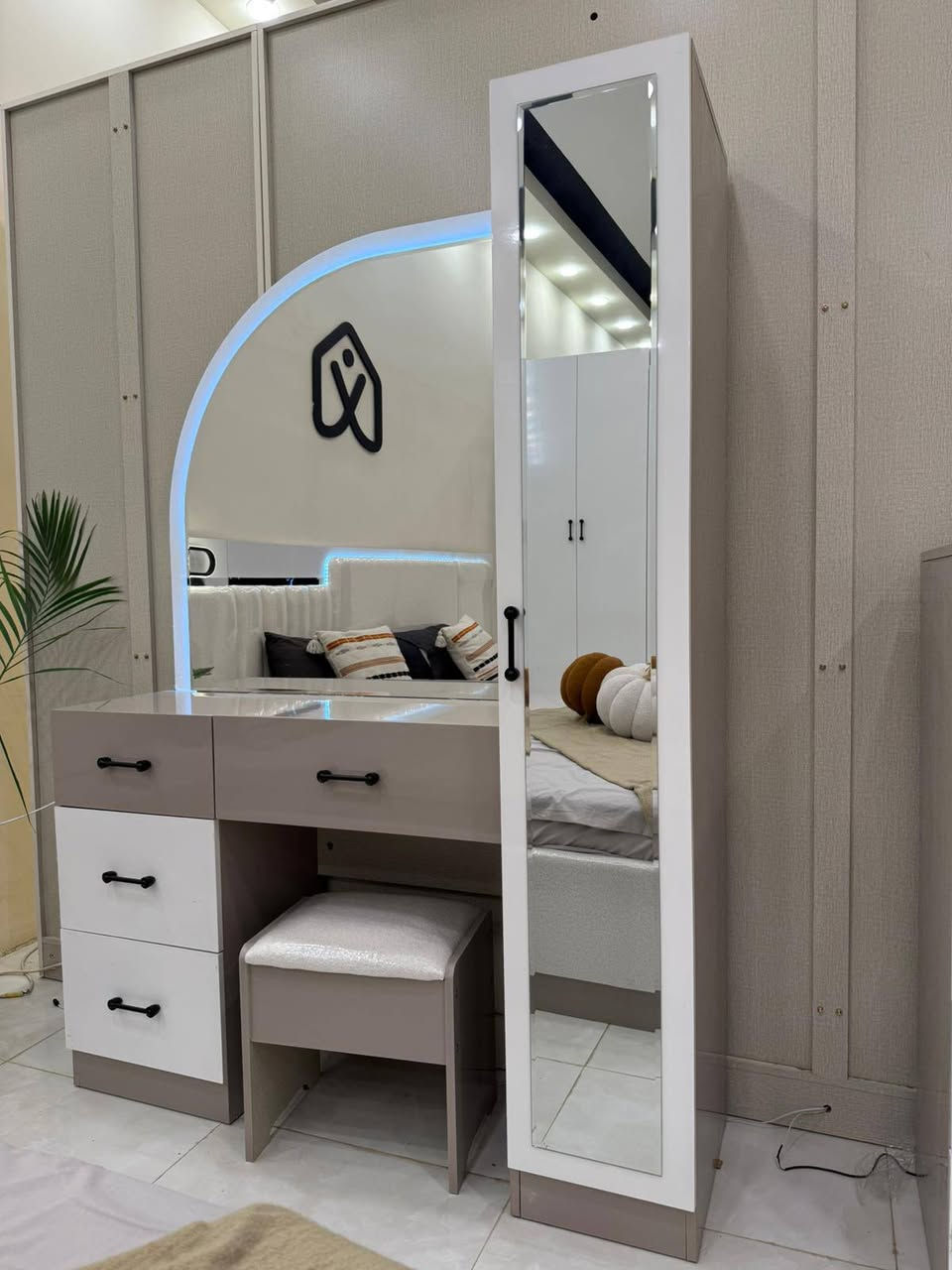 أسعار مناسبة + بالتقسيط + التوصيل مجاني موديلات حديثة جداً 
من معرض عبدالله الشاهين للاثاث التركي 
توفرت الموديلات المودرن 

•غرفة تركية 10 قطع *

 ✅• الغرفه بالكامل صبغ حراري *✅
•قياس الكنتور ٣٢٠* مع الملحق
•أناره بالسرير *
•انارة بالكنتور+مجرات*
 • أناره بالميز تواليت *
•جميع السكك والأبواب هايدروليك شفط*
•ميز تواليت عرض١٣٠'ارتفاع ١٨٠*
•سرير مخزن+شازلون مخزن*
•قياسات الغرفه كلها عملاقة*

كل هذا واكثر بعد اتصل 
او ارسل رسالة على الرقم

***********
