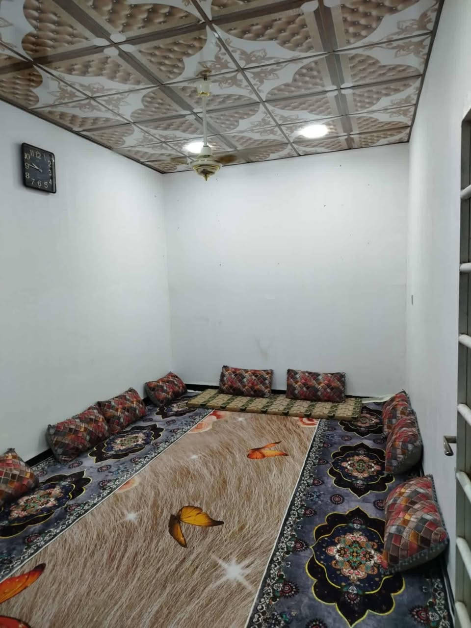 سلام عليكم 
دار للبيع   طابو زراعي  اقرار محكمة جاهز للتطويب 
المساحة ١٠٠ متر   بناء جديد 
يحتوي على غرفة وصالة واستقبال ومطبخ مفتوح على الصالة 
وصحيات داخلية وخارجية
خدمات كاملة 
كهرباء وطني قوية ماي قوي خط مولدة 
خط سيارات   مدارس ابتدائي ومتوسط
المكان النجف الاشرف   البراكية   شارع المعمل   خلف مدرسة الازدهار  قريب على الشارع 
السعر المطلوب 28 وبي مجال***********☎️
