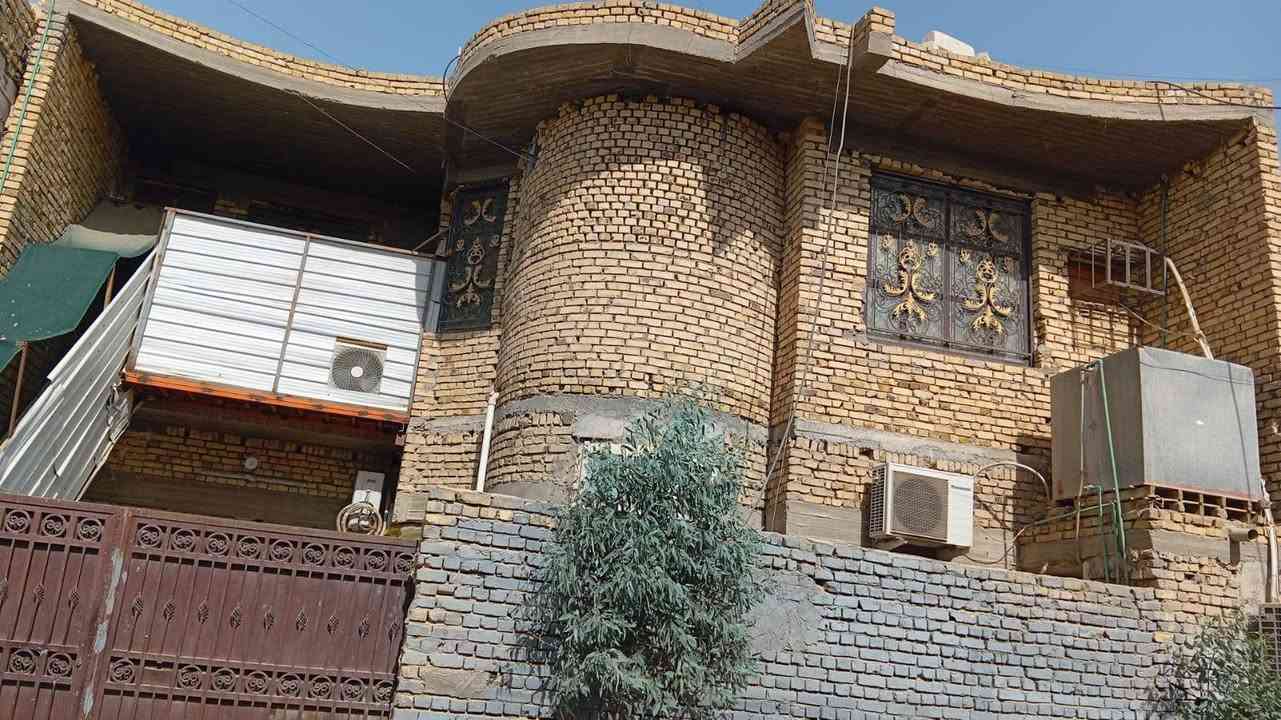 بيت للبيع في التضحيه شارع الملعب قرب الجامعه الوطنيه مساحته 228متر طابقين بي شقتين مأجرات والطابق الأول غرفيتن وصاله ومطبخ واستقبال وصحيات وكراج سياره البيت جدآ نظيف جاهز سكن فقط ناقص ستاره وسعره 280 وبي مجال


**إذا كنت صاحب هذا الإعلان وتريد حذفه لأي سبب، رجاءا أرسل رسالة إلى الدعم الفني**