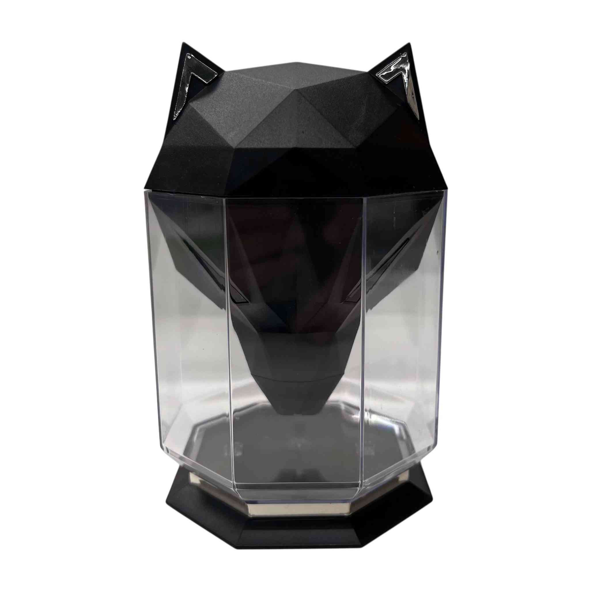 - مرطب الهواء Guardian Humidifier جهاز يجمع بين التصميم الجمالي المبتكر على شكل رأس ذئب/ثعلب هندسي مع وظائف ترطيب وتنقية الهواء الأساسية. يعتبر إضافة أنيقة لأي ديكور منزلي أو مكتبي.
٠ تصميم فريد: يتميز بتصميم عصري وجذاب على شكل وجه ذئب/ثعلب، مما يجعله قطعة ديكور مميزة.

٠ تقنية الموجات فوق الصوتية: يعمل بتقنية الموجات فوق الصوتية لإنتاج رذاذ بارد وناعم، مما يجعله هادئًا للغاية ومثاليًا للاستخدام أثناء النوم أو العمل.

٠ إضاءة LED ليلية: يشتمل على ضوء ليلي ملون (في بعض النماذج) أو عيون الذئب المضيئة، مما يضيف جوًا مريحًا ومهدئًا للغرفة.

٠ وظيفة موزع للروائح (Aroma Diffuser): يحتوي على درج مخصص لإضافة الزيوت العطرية، مما يتيح تعطير الجو بروائح مفضلة لخلق جو من الاسترخاء والعلاج العطري.

٠ سعة مناسبة: يأتي غالبًا بسعة خزان مياه تتراوح حوالي 650 مل، مما يوفر وقت تشغيل طويل نسبيًا.

٠ يعمل بـ USB: يتم تشغيله عادةً عبر منفذ USB، مما يجعله محمولاً وسهل الاستخدام في أماكن مختلفة مثل المكتب أو غرفة النوم.

- الجهد الكهربي المقدر: 5 فولت تيار مستمر

- التيار المقدر: 1 أمبير

- خزان المياه: 650 مل

- حجم الرش: 30 مل + 5 مل/ساعة

- مادة المنتج: ABS، PS، سيليكون، أجزاء إلكترونية

- باختصار، إنه منتج عملي وذو مظهر مميز يساعد على تحسين جودة الهواء وإضافة لمسة جمالية وعطرية لمحيطك.
- مرطب الهواء Guardian Humidifier جهاز يجمع بين التصميم الجمالي المبتكر على شكل رأس ذئب/ثعلب هندسي مع وظائف ترطيب وتنقية الهواء الأساسية. يعتبر إضافة أنيقة لأي ديكور منزلي أو مكتبي.
#للتواصل مراسلة الصفحة
#الجميع


**إذا كنت صاحب هذا الإعلان وتريد حذفه لأي سبب، رجاءا أرسل رسالة إلى الدعم الفني**