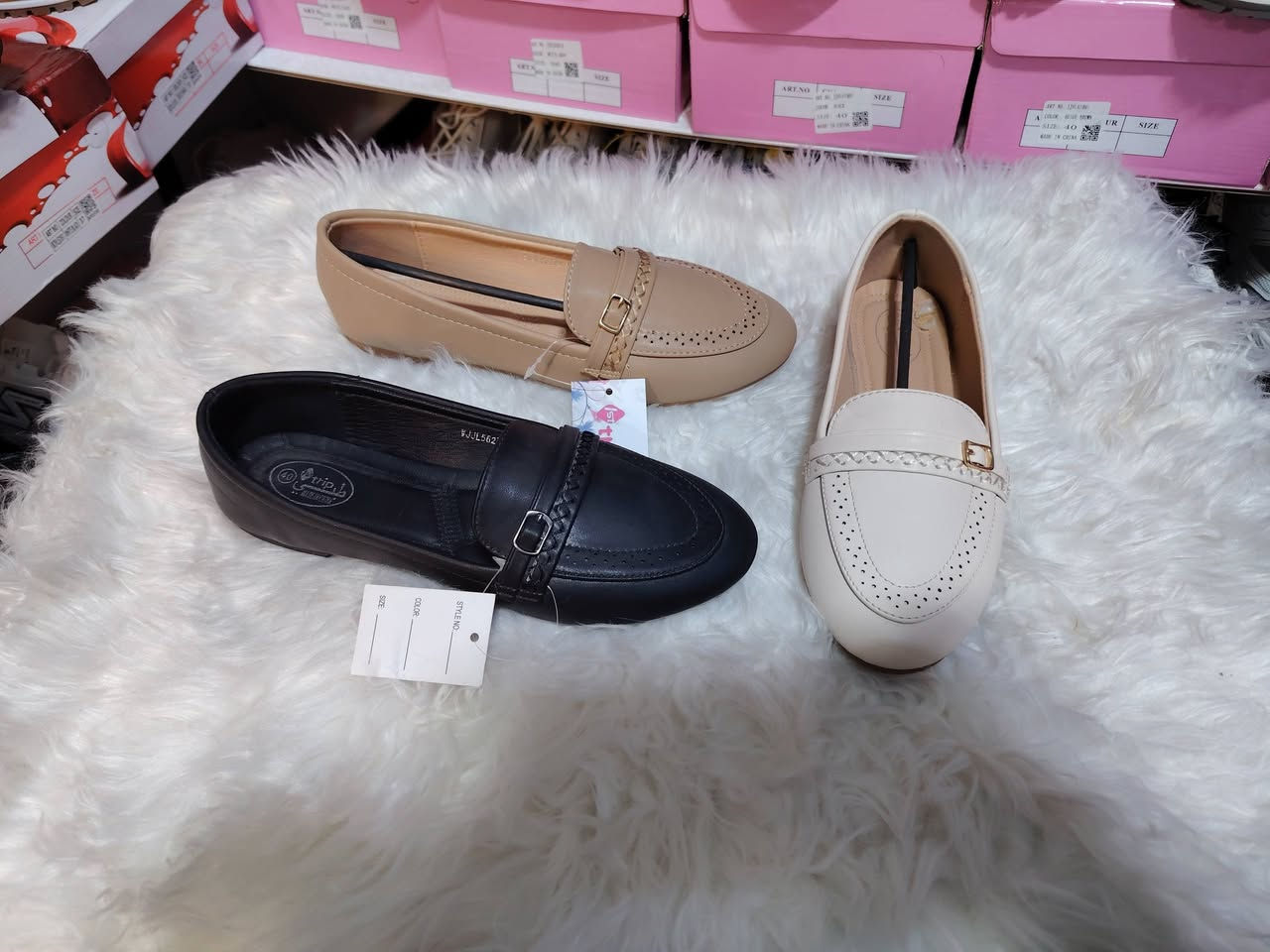 🎄عرض ثاني من عروض رأس السنة 🎄يم محل روما للأحذية النسائية والحقائب Roma 
كوني متميزة و أنيقة مع روما 👠🙏
🧑‍🎄عرضنا عالكميه الموجودة كلها  🧑‍🎄
سعر القطعة  بس 7000 الف 😍🔥🎄🎄🎄
  للجمال و الاناقة عنوان و دائماً محل روما عنوانها 😉🩷
للحجز راسلونا على الخاص او على الواتساب ***********
جبلة الشارع التجاري مقابل موقع الفلكه القديم (سوق الاحذية)
