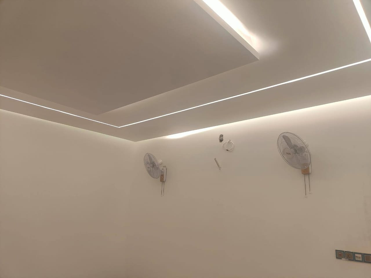 العنوان ام الخيل شارع المسبح الاولمبي وره سكه القطار (الحي الثقافي)
المساحه ٢٥٠ الواجه ١٠ نزال ٢٥
غرفتين جوه وغرفه فوك 
مطبخ حار ومطبخ بارد 
صاله واستقبال 
غرفه فوك
طابوگ جمهوري 
كونكريت مسلح اوكراني صب شركه اطلس 
كهربائيات درجه اولى 
ماي درجه اولى
سنه البناء٢٠٢٥
عرض الشارع ١٠
جاهز للسكن 
رقم الهاتف *********** متوفر واتساب
