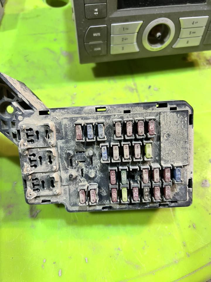 غراض ايمكراند c7
البطاين فقط ٣.  ٢ اماميات وحدة خلفية
بورد فيوزات مال دشبول 
جهاز فان تبريد
دوسة بريك
يدة مال باب وحدة 
تحكم لايتات وجنطة
مسجل بلادي 
نفاضة مع جداحة
عطر دشبول وسطي 
تحكم تبريد 
دكتات جانبية 

للبيع مكاني حي الجهاد وماعندي توصيل 
***********
