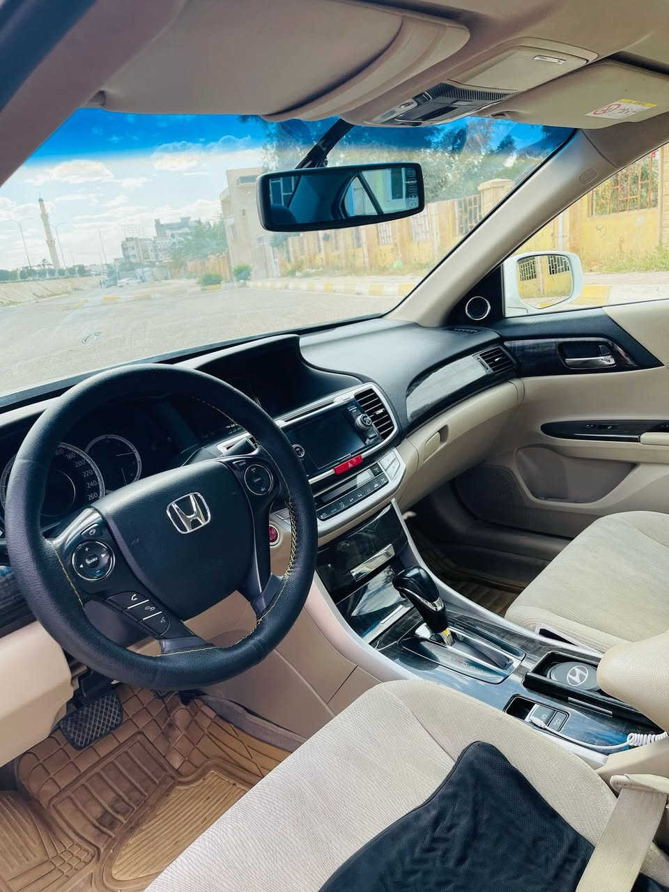 السلام عليكم
هوندا اكورد ياباني موديل 15 خليجي
فول مواصفات 
دبل كزوز
مثبت سرعه
جام اوتو
محرك2400
ماشيه 165km
صدر امامي خلفي جديد
تخم تاير 

سعر 140 بي مجال
وترهم مراوس بكورلا هايبرد او حسب القناعه
***********
