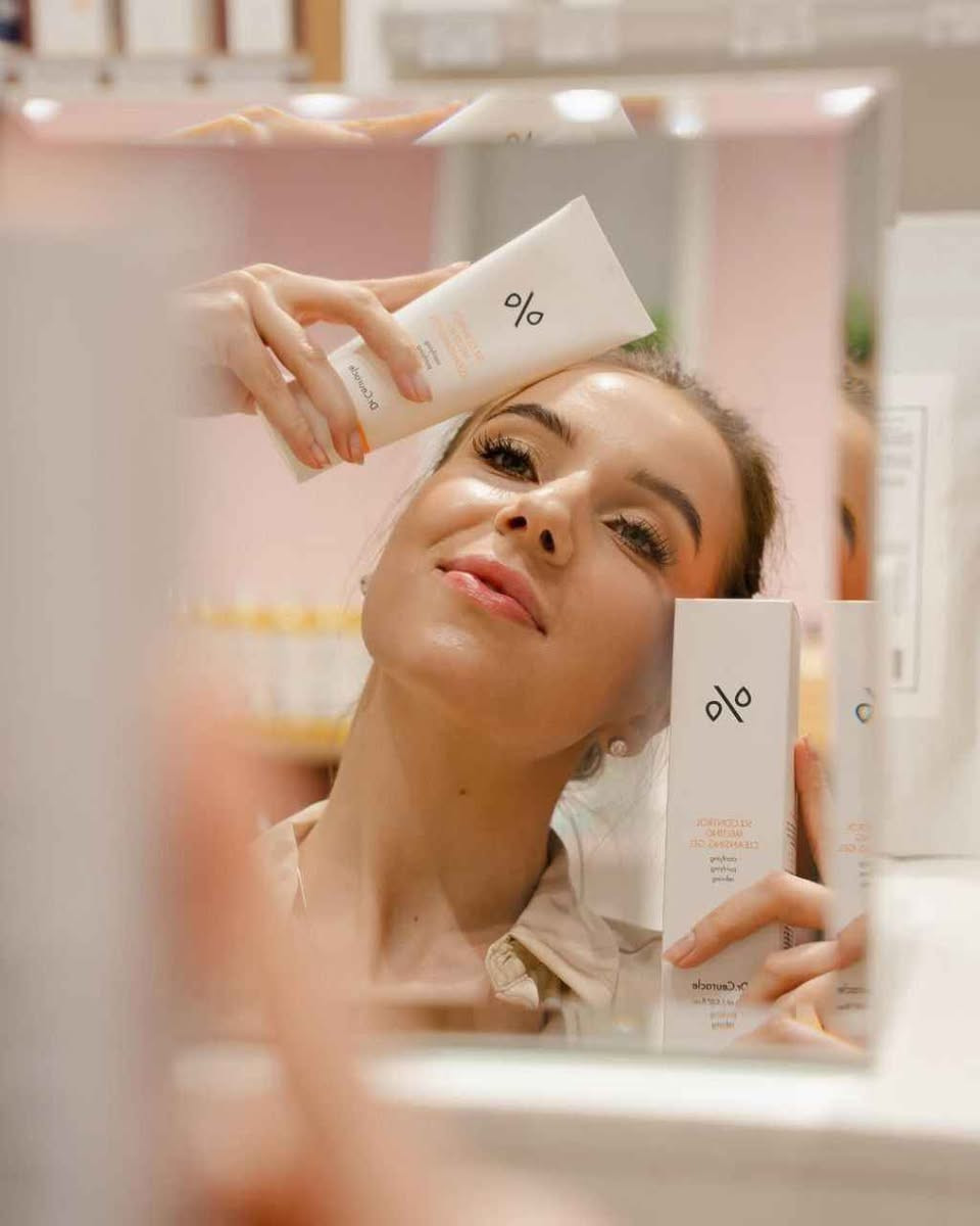 ✨جل التنظيف ميلتنج 5 ألفا كونترول من دكتور سيوراكل (Dr. Ceuracle 5α Control Melting Cleansing Gel) منظف جل يتحول إلى زيت مصمم خصيصاً للبشرة الدهنية والمعرضة لحب الشباب. يساعد على تنقية البشرة وإزالة الشوائب والمكياج. يحتوي على تركيبة جل شفافة عالية اللزوجة تتحول إلى مستحلب عند فركها بلطف على البشرة. مصمم للمساعدة في موازنة إنتاج الدهون الزائدة في البشرة. يمكن استخدامه كبديل لزيت التنظيف الهيدروفيلي ورغوة التنظيف.

✅الميزات والفوائد:-
✔️ يعمل هذا الجل السميك على إذابة الأوساخ والشوائب وحتى المكياج بفعالية، وينقي المسام المسدودة.
✔️ يحتوي المنتج على مركب 5α، وهو مزيج من المكونات التي تساعد على تقليل الدهون الزائدة واستهداف العوامل التي قد تؤدي إلى ظهور الشوائب.
✔️على الرغم من خصائصه المنقية، فإنه غني بمكونات مرطبة مثل الألوفيرا، مما يساعد على تكوين طبقة مرطبة على سطح البشرة ويمنع جفافها.
✔️ يتميز بتركيبة جل شفافة عالية اللزوجة تنتشر بلطف على الوجه وتتحول إلى ملمس زيتي ناعم عند التدليك.
#الاصلي المنشأ كوريا 🇰🇷💯 البصرة, العراق


**إذا كنت صاحب هذا الإعلان وتريد حذفه لأي سبب، رجاءا أرسل رسالة إلى الدعم الفني**