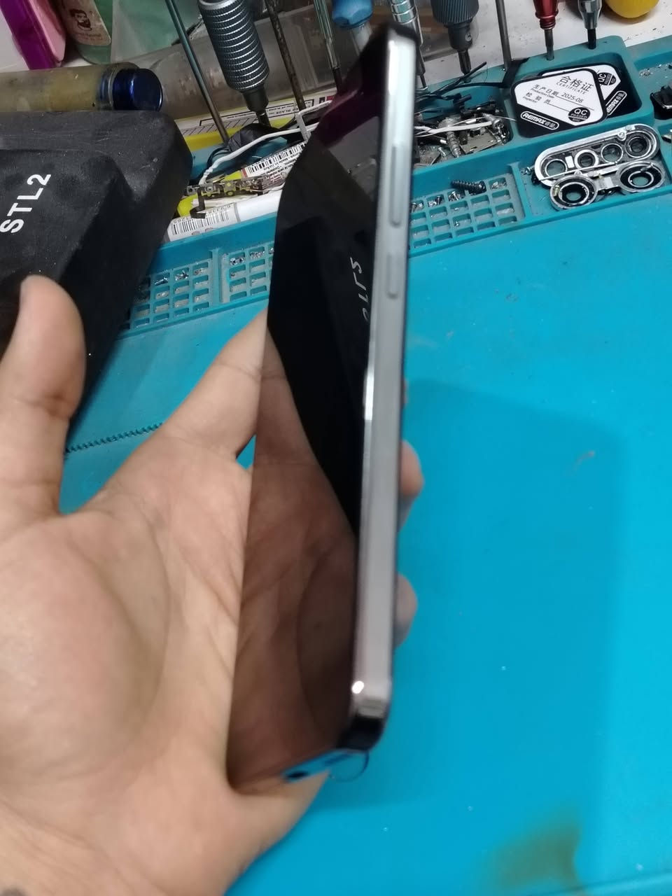 هونر X9d
بدون ملحقات. 
 – جديد واستعمال بسيط جدًا!
📱 مواصفات. 
شاشة كبيرة 120Hz حادة وسلسة
كاميرا خلفية 108 ميجا بكسل + كاميرا أمامية ممتازة للسيلفي
بطارية 8300 ملي أمبير تدوم وقت طويل
معالج قوي وذاكرة 256GB + رام 12GB لتشغيل الألعاب والتطبيقات الثقيلة بدون تأخير
تصميم أنيق وخفيف على اليد
💰 السعر: 350 –  مع مجال قليل.


**إذا كنت صاحب هذا الإعلان وتريد حذفه لأي سبب، رجاءا أرسل رسالة إلى الدعم الفني**