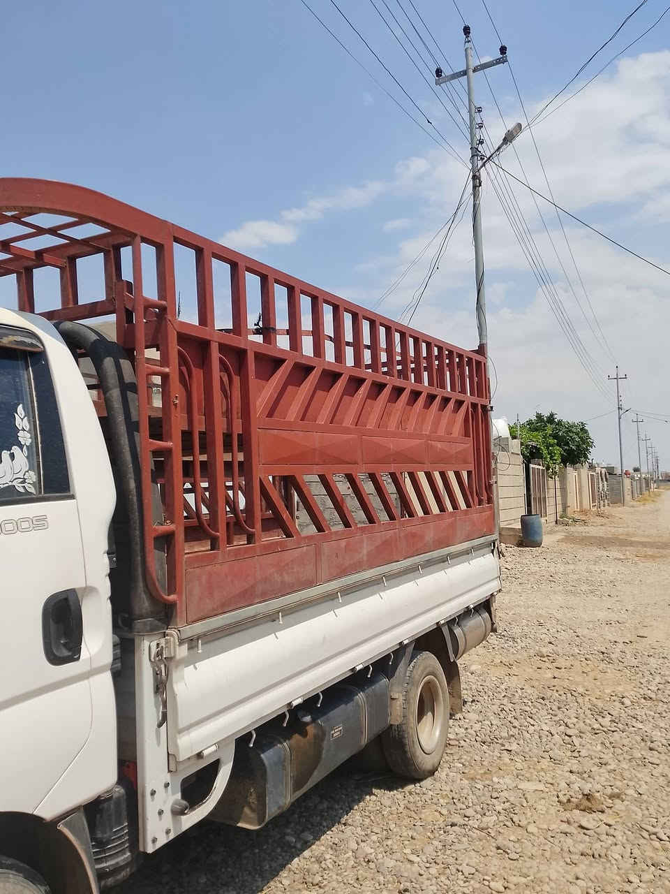 السلام عليكم 
للبيع كيا حمل تك قمار 4000 
رقم نينوى سنويه جديد شرط كير محرك شاصي كلو مكفوله تانكي كاز 120 لتر تايرات محور 14 جديد مكان سياره موصل 
***********
***********

