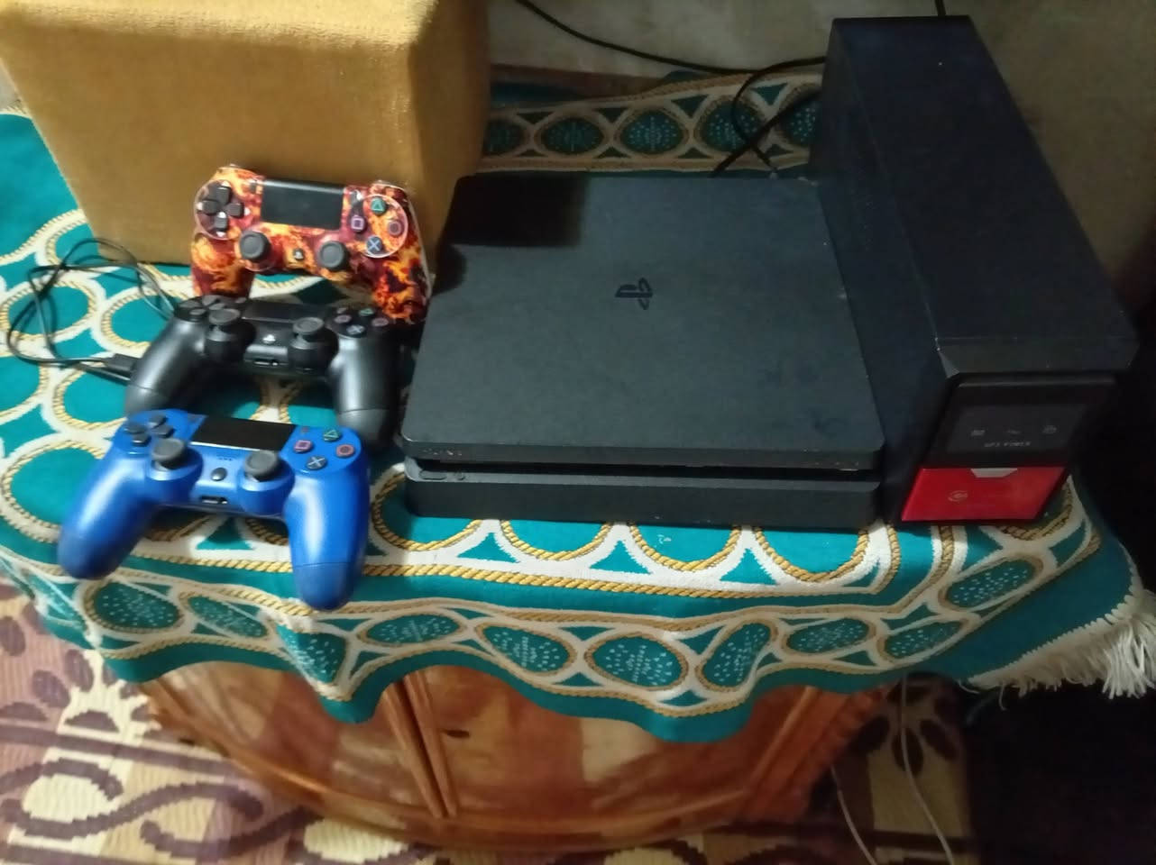 السلام عليكم بلي 4 سلم النسخه 9.0 للبيع كامل ملحقاته زائد يو بي اس تركي الجهاز 4 لكات ما مفتوح السعر ٣٠٠ ألف وبي مجال العنوان النجف للاستفسار ***********
