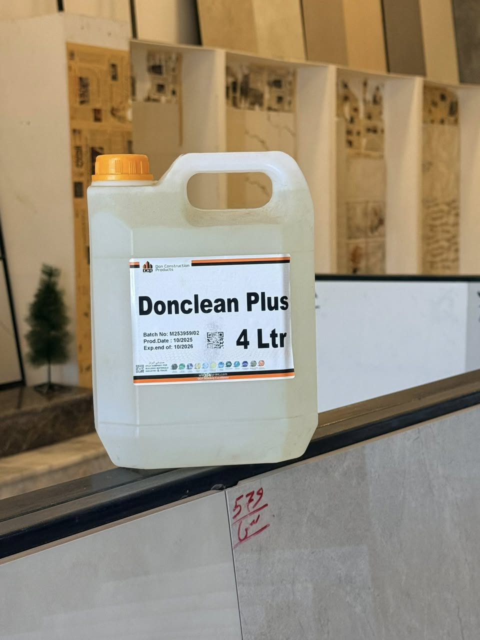 #منظف سيراميك 4 لتر 🔥
تعبت من بقايا الاسمنت والوصخ بعد تطبيگ البورسلين والسيراميك؟
الحل عدنا 👌

✔️ يزيل الاسمنت الناشف
✔️ ينظف بقايا الجص والمواد
✔️ يرجّع لمعان السيراميك مثل أول يوم
✔️ مناسب للبورسلين، السيراميك، الكاشي
✔️ سائل قوي وفعّال – 4 لتر

نتيجة سريعة بدون تعب 💪

📍 متوفر بالمعرض
للاستفسار راسلونا 📩
***********//***********
