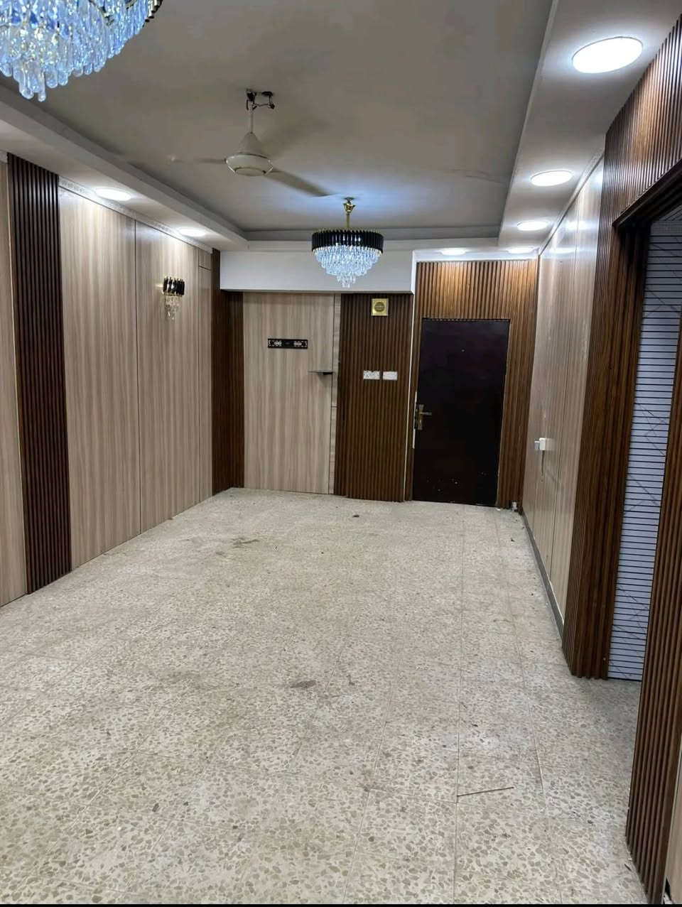 السلام عليكم شقه للبيع سرقفليه ديكور فول موقعهه مميز شارع الكورنيش فوك مجمع الامراء طابق اول تحتوي على غرفتين وصاله ومطبخ وصحيات وسخان السعر ١٦  وكل شهر 135الف للبلديه للاستفسار اكثر ***********
