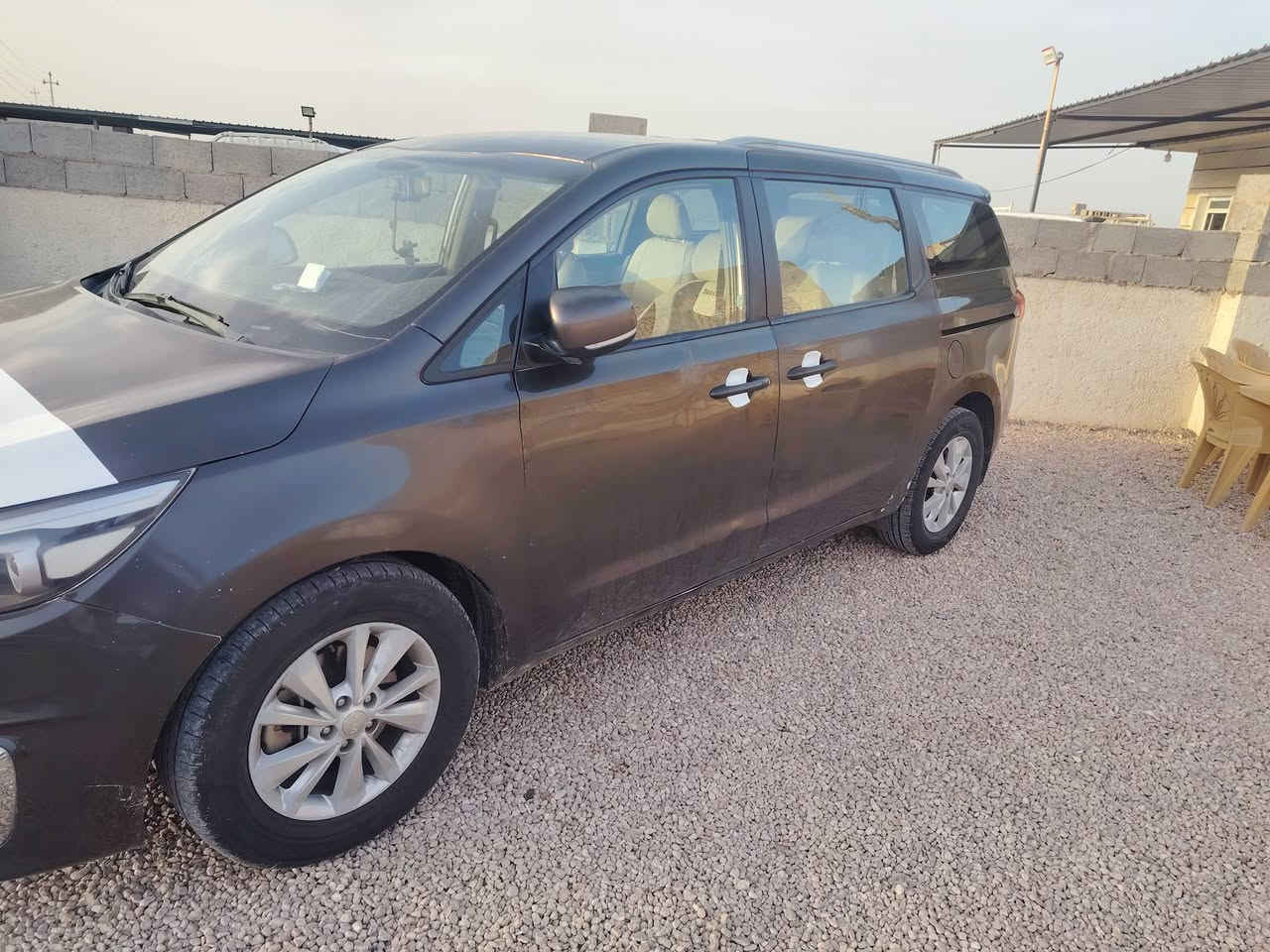 السلام عليكم ورحمة الله
#للبيع سيارة كيا سيدونا موديل 2017 فئة LX وارد امريكي رقم ربيل باسمي
سياره بيه ربع قطع
المواصفات
1- كيا سيدونا LX موديل 2017 
2- محرك 6 سلندر 3300 
3- ويل كب حجم 17 اصلي مع طقم تاير بحالة ممتازة 
4- حساسات امامية خلفية اصل 
5- كاميرا خلفية دوارة مع الستيرن 
6- ابواب جانبية كهربائية سلايد 
7- كشافات دعامية اصل ( بروجكترات )
8- اشارات بالمرايا الجانبية مع مرايا جانبية شفط كهرباء 
9- غرفة السيارة جلد اصلي لونين بيجي ونيلي 
10- تحكم فول كهرباء لكرسي السائق
11- تحكم ستيرن جهتين بلوتوث حاكية وتحكم بالشاشة الداخلية 
12- شاشة دشبول كبيرة لمجموعة من الايعازات 
13- تدفئة كشنات وستيرن 
14- بصمة باب وبصمة تشغيل 
 بردات داخلية اصلية للابواب والمقاعد الخلفية 

السعر 155 وبيها مجال هـ ***********
مكان السياره الانبار القائم
