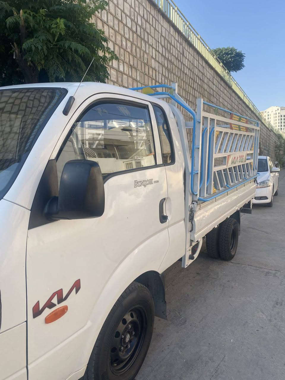 کیا بار مەکینە ڕەشی ٣٠٠٠ سۆپەر مۆدێل ٢٠٠٩ کروە بە ٢٠٢١ سەیارەکە یەکبراوەیە شوێن براوەکانی لەحیم کراوەتەوە بەشەرتی ٤ تەن ماشەڵای لێبێت زۆر جوانە ٦ تایەی تازەی لەسەرە مانگێکە بەستومە تایەی دواوە کراوە بە ١٣ برێکی بەسراوە ئیستۆپی دواوەی بەسراوە کامل مەسرەفە سەیارەکە ٦ گێرە ناوبۆدی لۆکە تازە بەستومە چەمچەی لۆکە                                               
                                      
نرخ:٦٨ مەحامەلەیەکی برایانە 
***********
