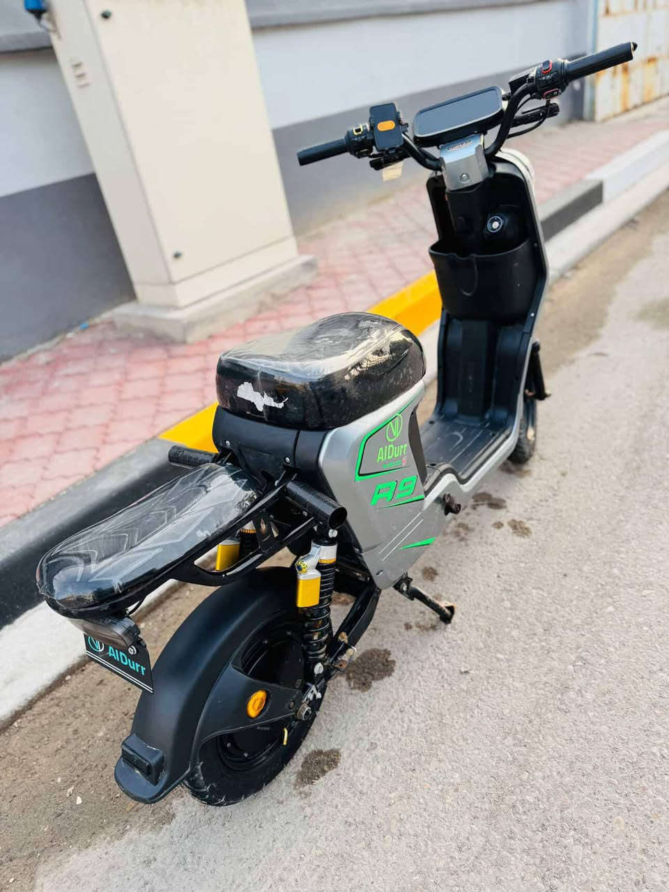 دراجه شحن نوع R9 مديل 2025 لون رصاصي بطاريات حجم 32 دراجه نضيفه مابيها شي سعر 350 وبيها مجال اي شي تواصل خاص👇
‭0772 187 8865‬
