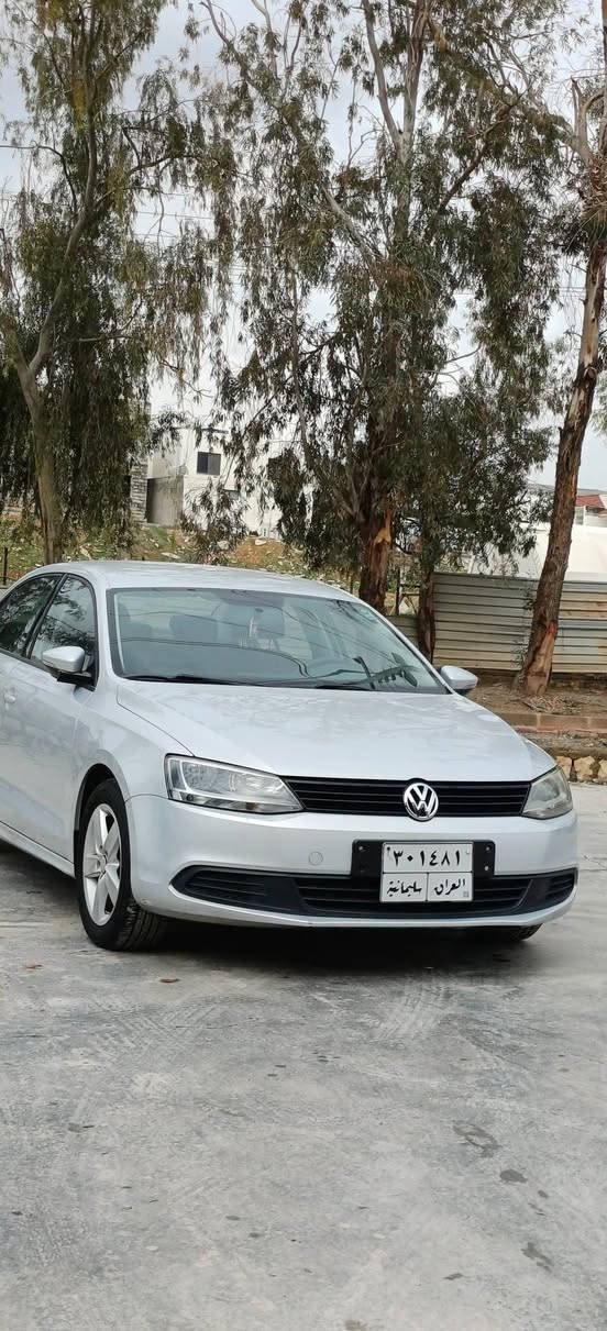 جیتا مۆدیل   2014
***********
گێڕ تۆماتیکت
مواسەفات خلیجی
گێڕو مەکینە بەشەرت نەکرایتەوە
بێ بۆیاخ بێ لێدران 
سەنەوی تازە بەسەر چوە
یەک دەستە  لەشەریکەوە 
هەموو گیانی بەشەرت كويسينجاك, أربيل
