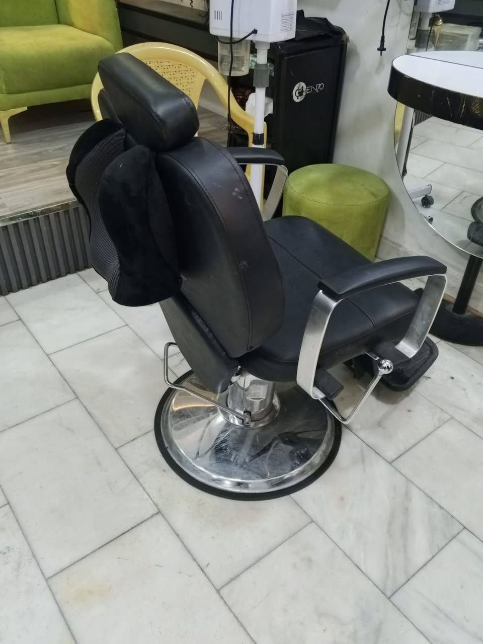 🔥 فرصة استثمارية ذهبية في عالم الجمال! صالون "ماريسا بيوتي" للبيع بكامل تجهيزاته! 👑💅
هل تحلمين بامتلاك صالون تجميل راقٍ وجاهز للانطلاق فوراً؟ ✨ صالون "ماريسا بيوتي" الشهير بلمساته الساحرة وديكوراته العصرية معروض الآن للبيع بجميع معداته الفاخرة وأجواءه المميزة! 💖
​💎 لماذا صالون "ماريسا بيوتي"؟
​موقع استراتيجي لا يُعلى عليه: يقع في حي الغدير الحيوي، مقابل مطعم العدالة الشهير 🍽️، مما يضمن لك تدفقاً مستمراً من الزبائن الجدد والحاليين! 🚀
​تجهيزات متكاملة وفخمة: من كراسي الغسيل المريحة 🛁، وكراسي التصفيف الأنيقة 💇‍♀️، إلى أحدث أجهزة تجميل البشرة 🧖‍♀️ والشعر، وكل ما تحتاجينه لتقديم خدمات استثنائية! 😍
​تشكيلة مستحضرات عالمية: يضم مجموعة واسعة من أرقى ماركات الماكياج 💄، ومستحضرات العناية بالشعر 💁‍♀️، وطلاء الأظافر 💅، لضمان رضا الزبائن التام! ⭐
​أجواء ساحرة ومريحة: تصميم داخلي مدروس، إضاءة هادئة 💡، وتنظيم مثالي، يخلق تجربة لا تُنسى لكل زبونة! 🧘‍♀️
​📍 لا تفوتي هذه الفرصة الذهبية لامتلاك مشروعكِ الخاص في عالم الجمال والأناقة!
​📞 للتواصل والاستفسار وتحديد موعد للمعاينة:
​يرجى الاتصال على الرقم:
***********
