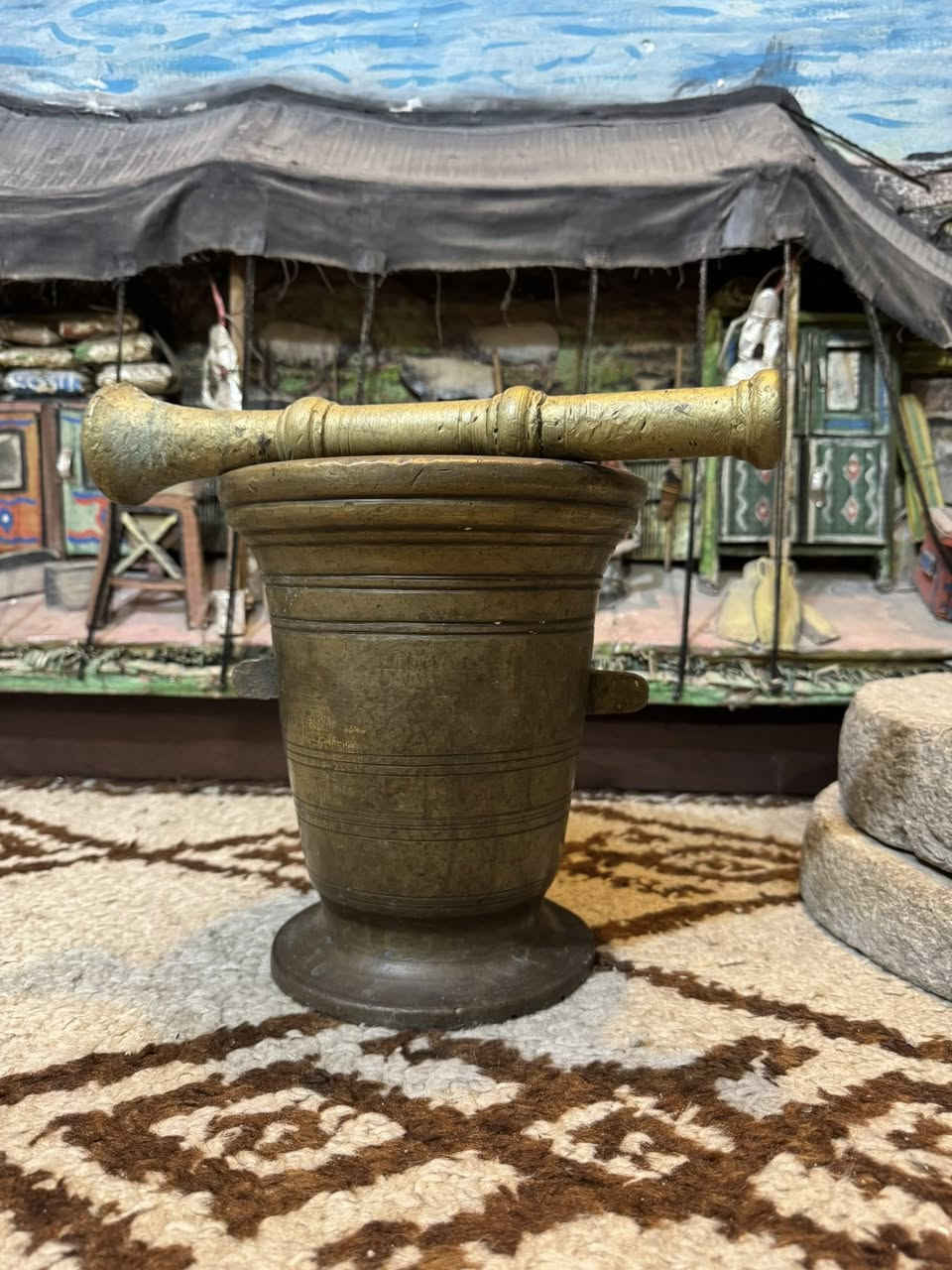 هاون بغدادي قديم ابو التراجي ارتفاع ٢٢ونص وزن ١١ ونص 
***********
