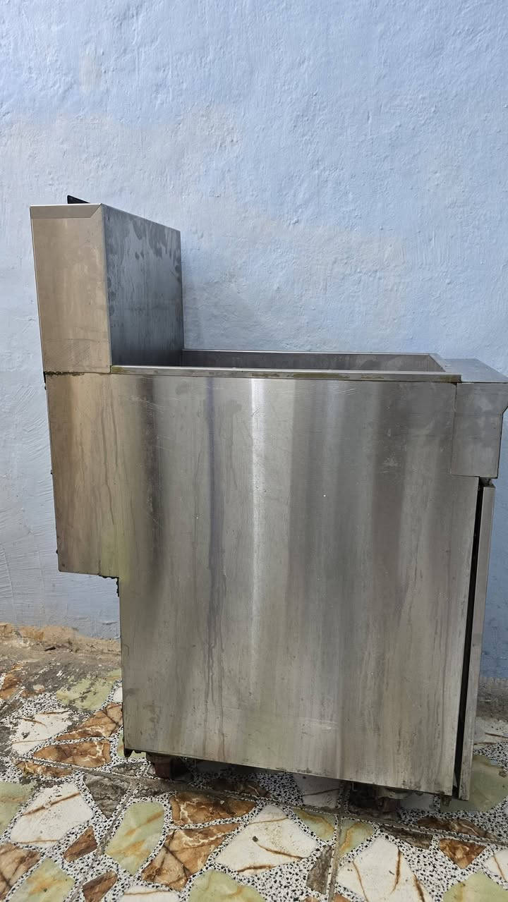 قلاية بطاطس وستربس  شركة (Commercial Deep Fryer).
الحالة: مستعملة بحالة ممتازة وجاهزة للمعاينة 
* المشعل يعمل لا كن المدافع  لا تصلها غاز  مشكلة صيانة بصيطة

السعر 350

المكــــــــــــــــان: بابل

للتواصل ***********
