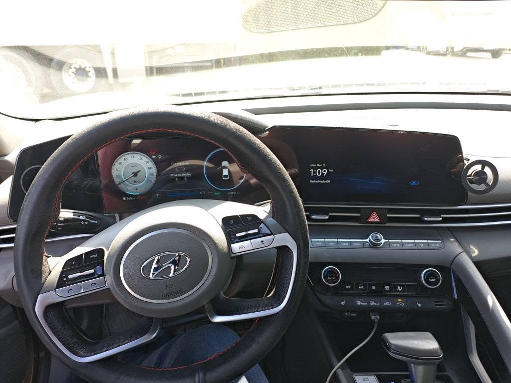 السيارة بحالة ممتازة وجاهزة للاستخدام، تجمع بين الأناقة، التكنولوجيا الحديثة، والاقتصاد في الوقود.
⚙️ المواصفات الفنية:
الموديل: 2023.
المحرك: 2000 سي سي (2.0L) دوش (DOHC).
المسافة المقطوعة: 63,761 ميل فقط.
رقم الشاصي: KMHLS4AGXPU408515 (مرفق للصورة لضمان الشفافية).
✨ أبرز المميزات والإضافات:
المقصورة الذكية: شاشة عدادات رقمية بالكامل مدمجة مع شاشة لمس وسطية كبيرة.
أنظمة الأمان والسلامة: رادار، نظام الحفاظ على المسار، وتنبيه التصادم.
الراحة والرفاهية: بصمة تشغيل، نظام Auto Hold، وبريك يدوي إلكتروني.
التحكم: تحكم كامل من المقود (ستيرنج)، مثبت سرعة ذكي، وكاميرا خلفية دوارة.
التكييف: تكييف ديجيتال قطعتين (منفصل للسائق والراكب).
الإضاءة: نظام إضاءة أوتوماتيكي. زينون
تدفئ مقاعد 

📍 الحالة العامة:
السيارة نظيفة جداً من الداخل والخارج.
اللون: رمادي مميز (ناردي).
اللوحات: أربيل (رقم مميز).
💰 السعر المطلوب : 15000 $
📞 للتواصل والاستفسار: ***********
📍 الموقع:بغداد الغزالية بغداد, العراق
