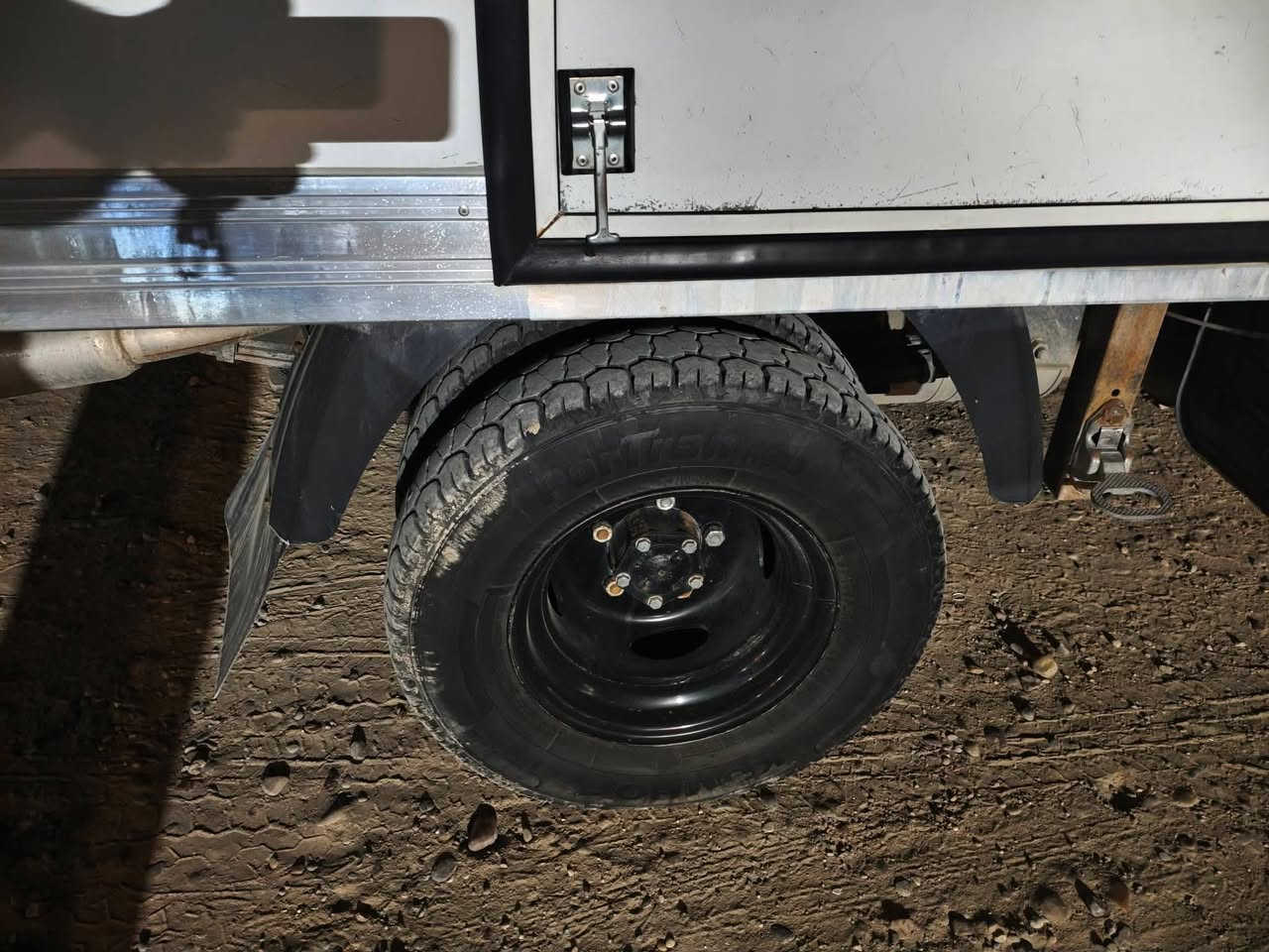 كيا بنكو مسكر 2019 للبيع 🚛 
سيارة شغل مرتبة ومصروفة عليها مبلغ قوي وجاهزة للعمل مباشرة بدون تعب
✅ كيا بنگو 2019
✅ محرك 3000 مسكر
✅ كير أوتوماتيك
✅خمس دكم
✅مري شفط واشاير بالمري 
✅ كشن كهرباء+تدفئه
✅ أصل بدي ومحورها بوكس
✅ مثبتة بالسنوية “بوكس صندوقي” رسمي
✅ رقم بغداد إنكليزي وباسمي مباشرة
✅البوكس ثلاث حلقات ارتفاع185 وطول3متر
✅لايتات زنون شمسي بلاجكتور وعالي وناصي
🔧 الإضافات والتحويرات: ✔️ تبريد استيراد خاص يشتغل على البطارية 
✔️ تبريد البوكس أبو المروحتين تبريد 16°
مو تجميد 
✔️ تحويل التايرات الخلفية من 12 إلى 13.5
✔️ خمس تايرات كامهو جديدة ويا السبير
✔️ زوج تايرات أمامي هانكوك جديدة
✔️ حدادية صدر كامل 100% جديد قبل شهر
✔️ تخم نوزلات جديد
✔️ هورن بوش أصلي
✔️ داش كام موجودة
🛠️ الملاحظات بكل أمانة:
تبريد القنبوره صار بي ليك ومصلحته
البند بي أثر حادث بسيط وفقط تم صبغه
وعندي صورته قبل الصبغ
💰 السيارة مكلفتني اكثر من السعر المعروض  بسبب:التحويرات والإضافات
معاملة التحويل من بدي إلى بوكس
📌👈👈👈 السعر 175 وبيها مجال 
🔥 سيارة جاهزة للشغل والدخل اليومي
🔥 مناسبة للتوزيع الادويه والمخبوزات والبيض والغذائيه وللمنتوجات التي لا تحتاج الى التجميد
📞 للاتصال ***********

