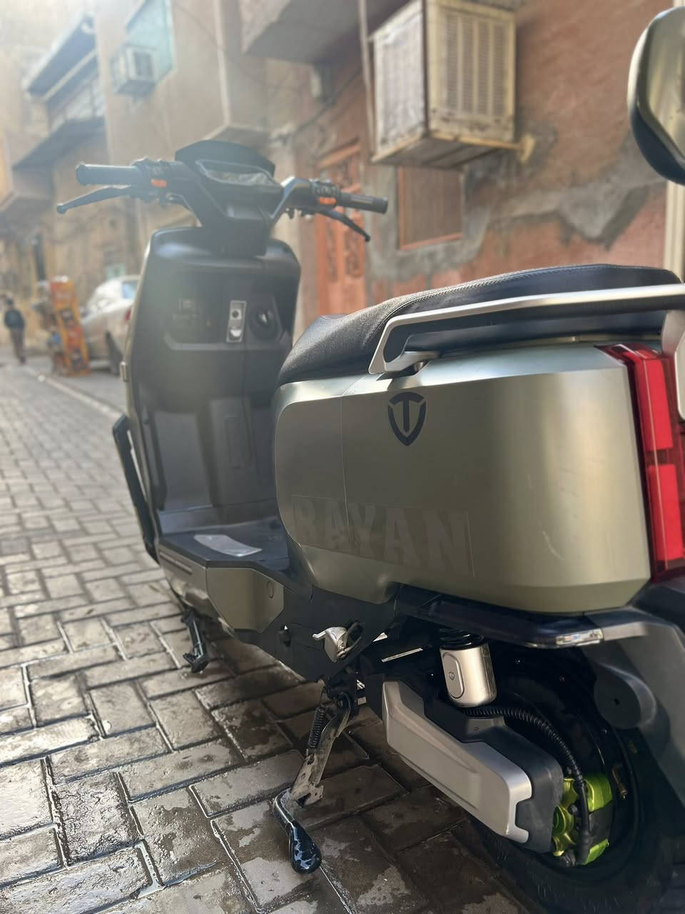 السلام عليكم دراجة شحن ريان وحش الكون الحجم الصغير 
بطارية ليثيوم عمرها سنتين يعني لتشيل لها هم ابدآ 
3اسرع مختلفه أقصى حدد 55km
الدراجة شحن سريع بسبب البطارية ليثيوم يعني متصرف شحن وبسرعة تنشحن 
الدراجة كلها شغله دبل شارة عالي وناصي 
نضام البك الرجوع الخلف 
منفذ شحن الهاتف 
مثبت سرعة
دبل سويج تجي
الدراجة بيهة شغله وحده الكفرات الي يمنى مشخطه واصلن ممثر عليها 
الدراجة كلش نظيفه ك عقل وكل الامور الكهربائية 
السعر 900 وبيهة مجال الشراي
***********هاتف
*********** واتساب
