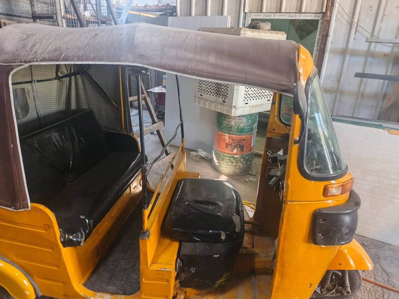 سلام عليكم تكتك ١٨ أوراق كامله داخله بل ١٩ السعر ٤وبيها مجال التكتك كبل للشارع متوازي على بيعتها ***********
