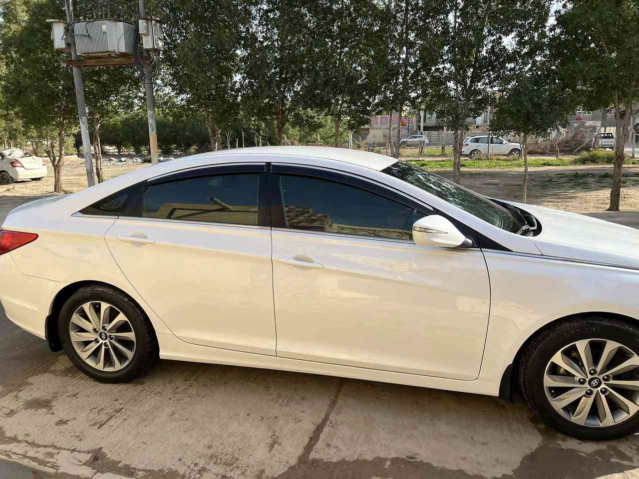 سلام عليكم سوناتا 2015 خليجي
كفاله عامه سياره جديده كلش بوضع شركه 
موصفات السوناتا معروفه 
سونار مرفق بل منشور 
بس يدور نظيف وجديد 
مكينه مامفتوحه 2400 دوش
شرط مداور ثاني يوم 
ماشيه 105
السعر 163
العنوان بابل الحمره الغربي 
رقم تلفون ***********
