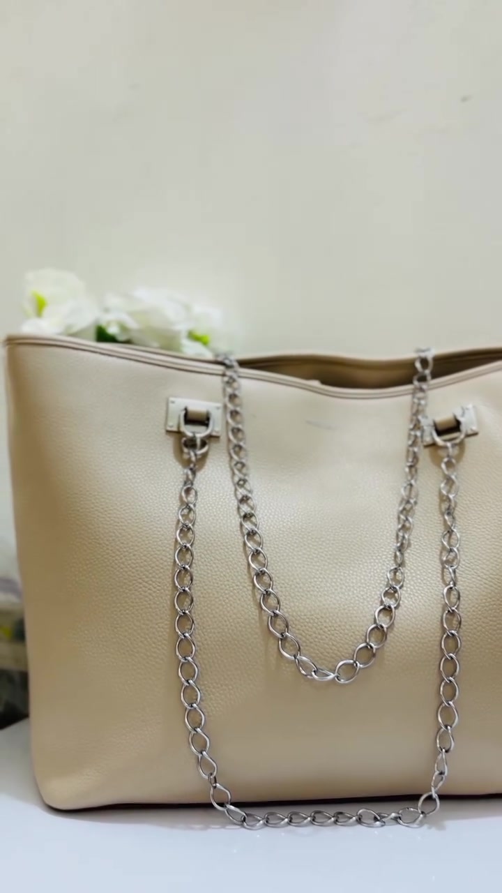 بنات هاي حقيبه كبيره وماركه التريدها تفاصيل ع خاص


**إذا كنت صاحب هذا الإعلان وتريد حذفه لأي سبب، رجاءا أرسل رسالة إلى الدعم الفني**