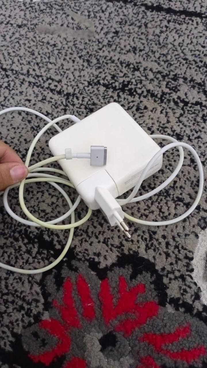 شاحن لابتوب ابل (ماك بوك) 
اصلي مال امزون 🔮🔮🔮
ويه المحوله كامل ويه الراس مغناطيسي يلزك بالماك 
 قيم واخذ ولاتكسر بل سعر متوفر توصيل


**إذا كنت صاحب هذا الإعلان وتريد حذفه لأي سبب، رجاءا أرسل رسالة إلى الدعم الفني**