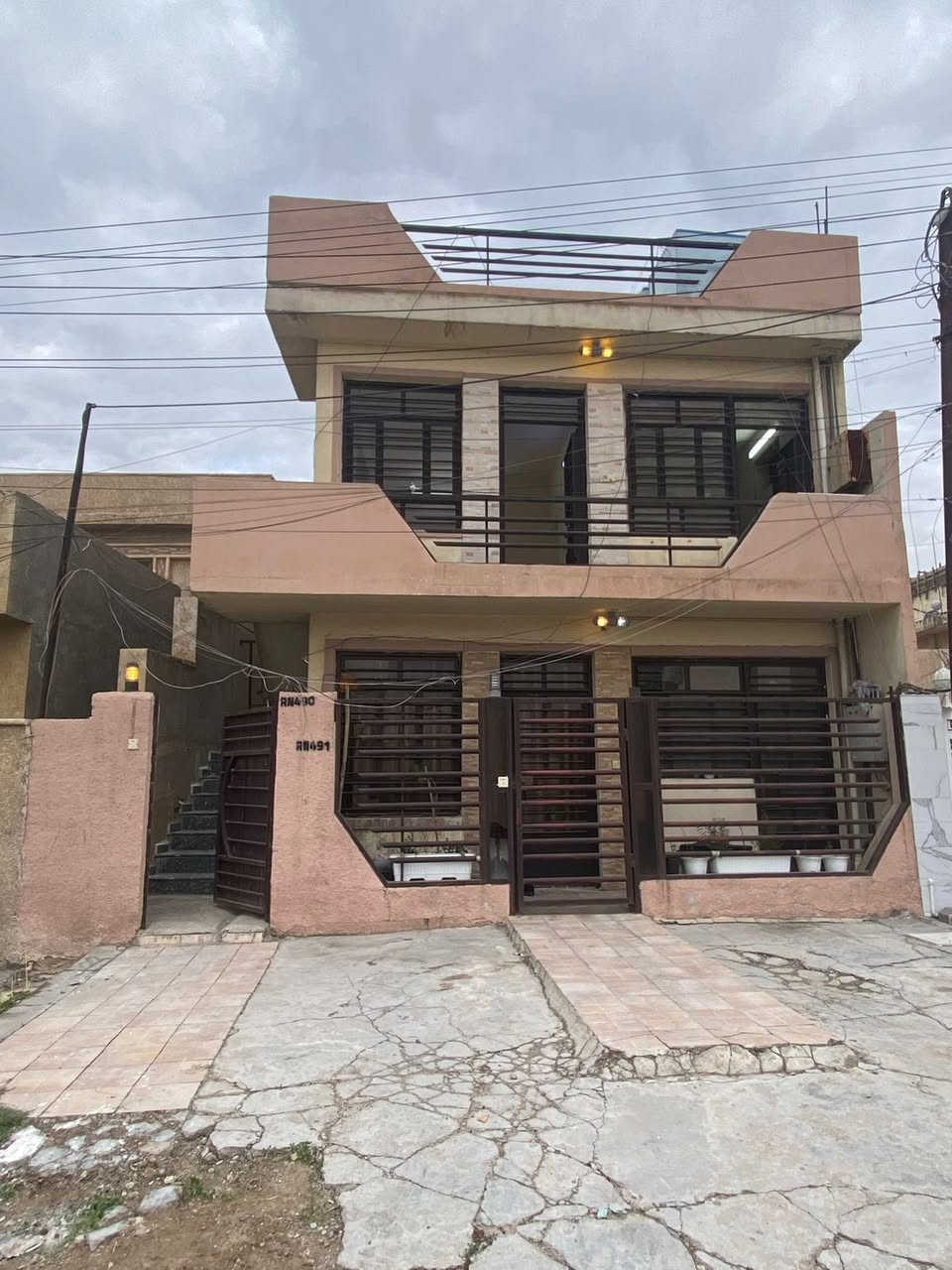 دار للايجار طابق ثاني
يحتوي على صاله  ومطبخ وغرفة نوم واحده وصحيات مدخل مستقل
الدار مساحته ٨٥ متر جبهه ١٠ متر مدخلين مدخل للصاله ومدخل للمطبخ موقع مميز  على خدمي المطار منطقة الاقتصاديين
الايجار الشهري ٦٠٠
للاتستفسار
***********
