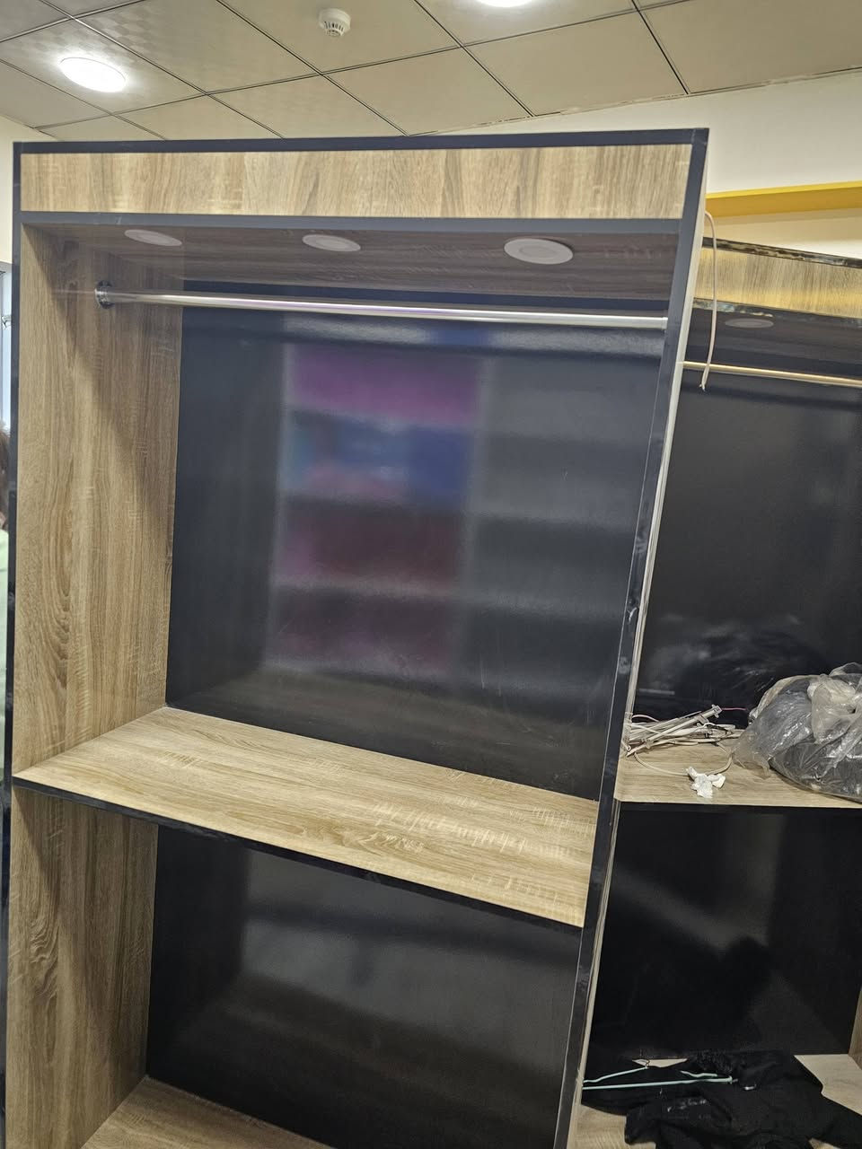 السلام عليكم متوفر فاترينة ملابس 
العدد ٦ 
النظافة 100% 
الاستفسار 
***********
