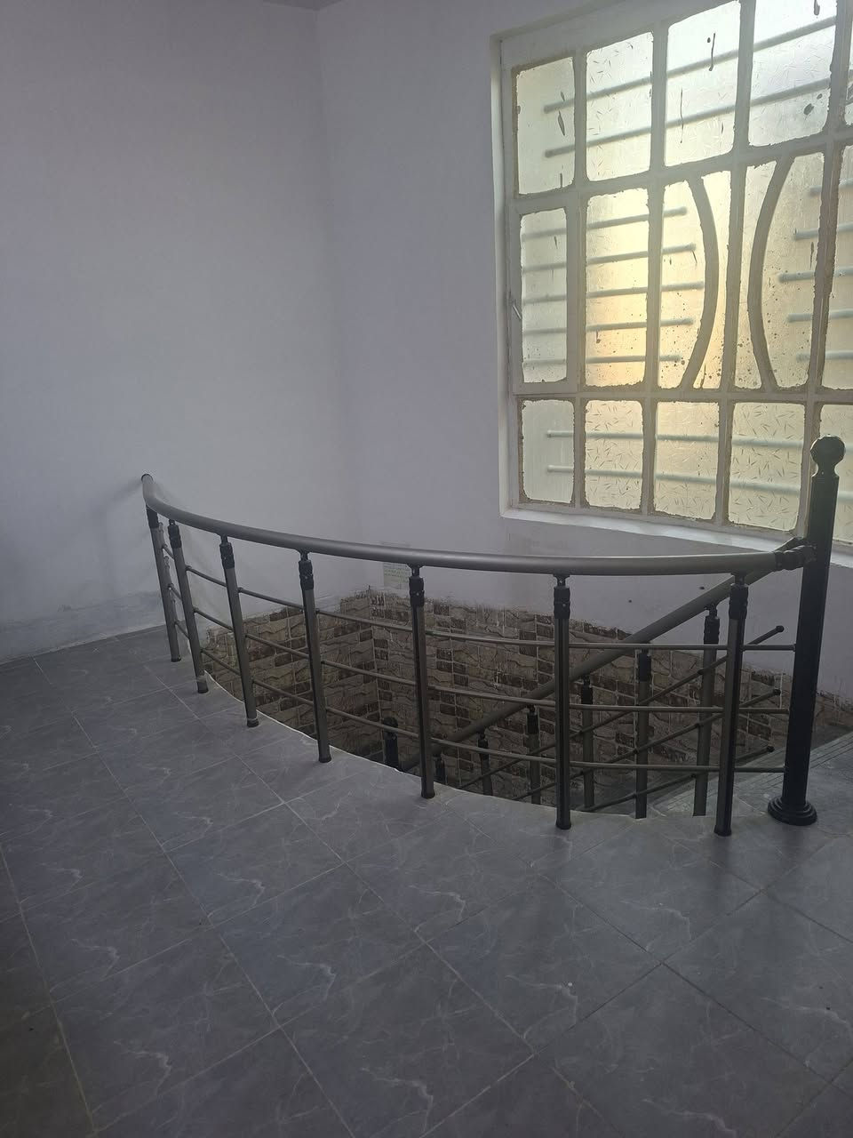 منزل متكامل للبيع المساحه 120 متر 6+20 زراعي مشمول بالتطويب غرفتين 6+4 غرفه جوه والثانيه فوك بالطابق الاول + استقبال خمسه ونص في 3 ونص ومطبخ وصحيات خارجيه وداخليه علمأ البناء طابوك السقف مسلح الارضيه كاشي الكهرباء بوري بيت كامل ما عايز لو ازغر شي البيت نضيف جدأ ماء اساله بالباب الابي خط ذهبي المولده تبعد عنه 50 متر التبليط يبعد عن البيت 20 متر  وبي هواي تفاصيل العنوان بابل شارع 80 مقابيل حي النصر  للاستفسار اكثر الاتصال على الرقم ***********
