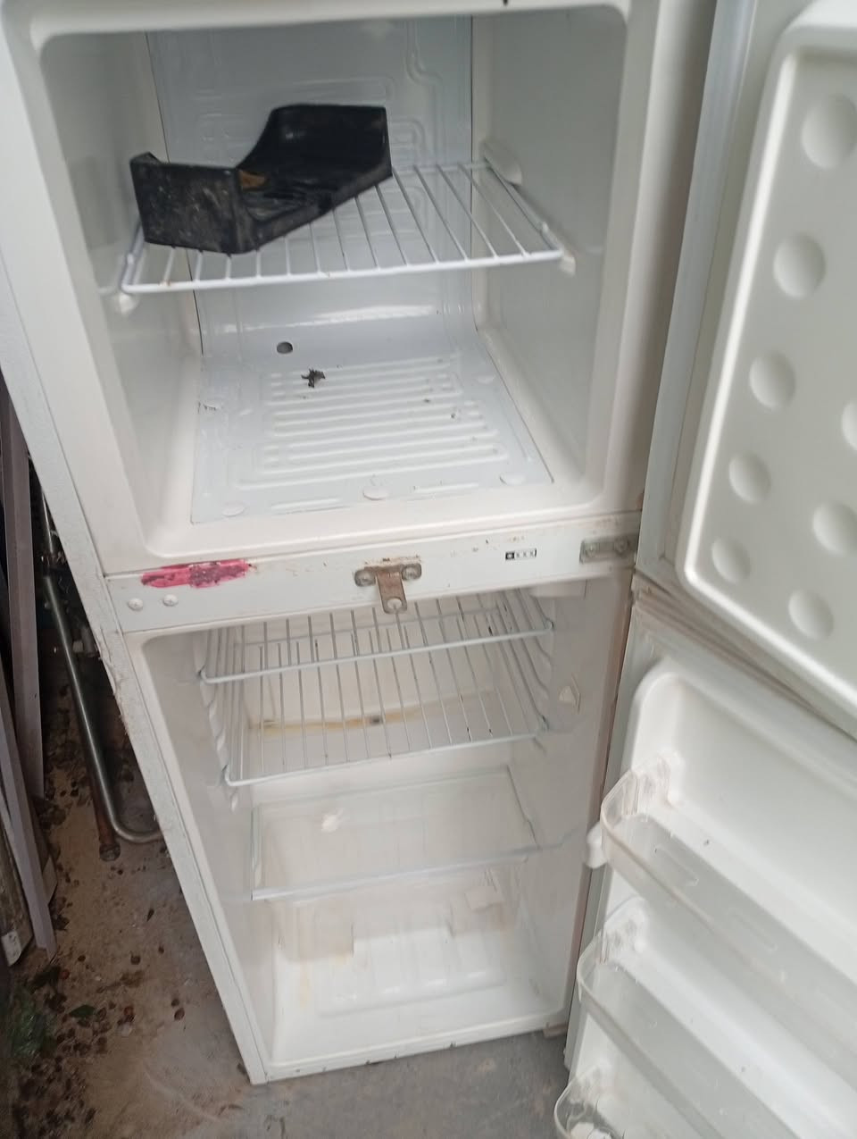 ثلاجه نضيفه العنوان بغداد تاجي ذيب صاري
***********
