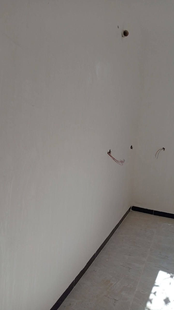 سلام عليكم خلفه الباخ وبياض وجص متفرق الي عنده الباخ يخابرني ويدلل ***********
