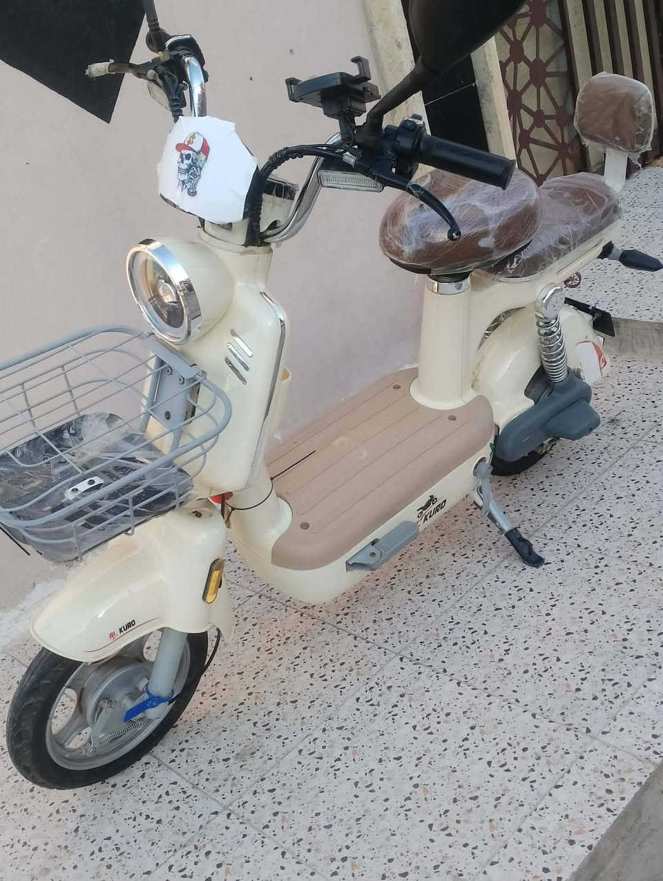 ماطور شحن  AL KURo نضيف   اربع بطاريات شرط يوجد فيه بصمتين  سويجين وكرت تشغيل  يوجد  فيه ابلتوث   وتشغيل عن بعد  ومثبت سرعه   وسعر 400 الف وبي مجال  مكان الموصل  ***********
