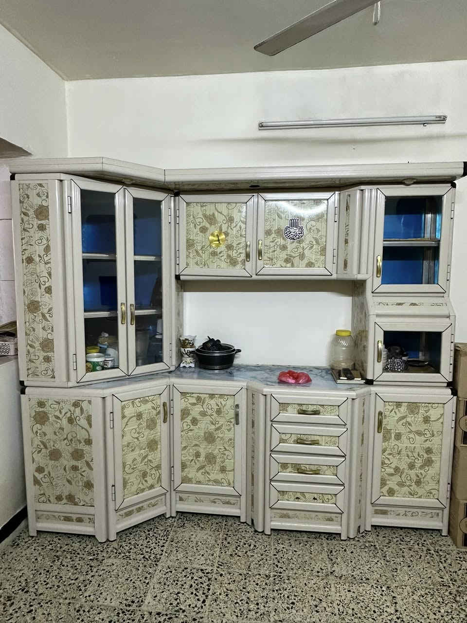 كاونتر معه سنك كامل مستعمل للبيع 
السنك بي مكان من الزاويه بسيط مئكول اما 
الكاونتر مابي اي شي نضيف بنسبه ٩٥٪؜شوف كدامك بلتصوير 
السعر 300 وبي مجال بسيط 

عنواني بغداد الغزاليه 
رقم الهاتف ***********
