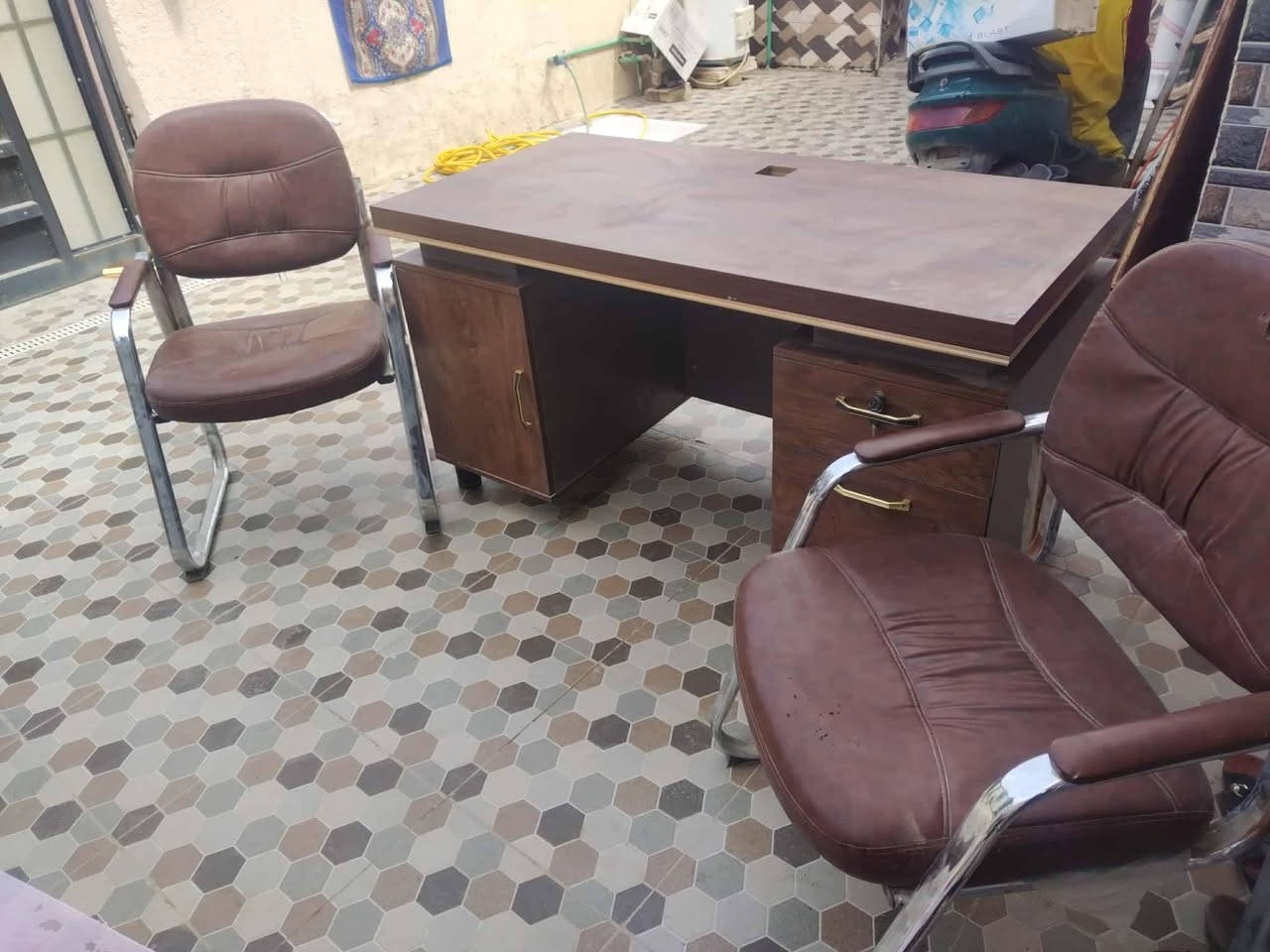 مكتب مع كراسي للبيع نضيف كلش للبيع سعر  
300 وبي مجال 
رقم ***********
مكلف بنشر لاتصال بلرقم
