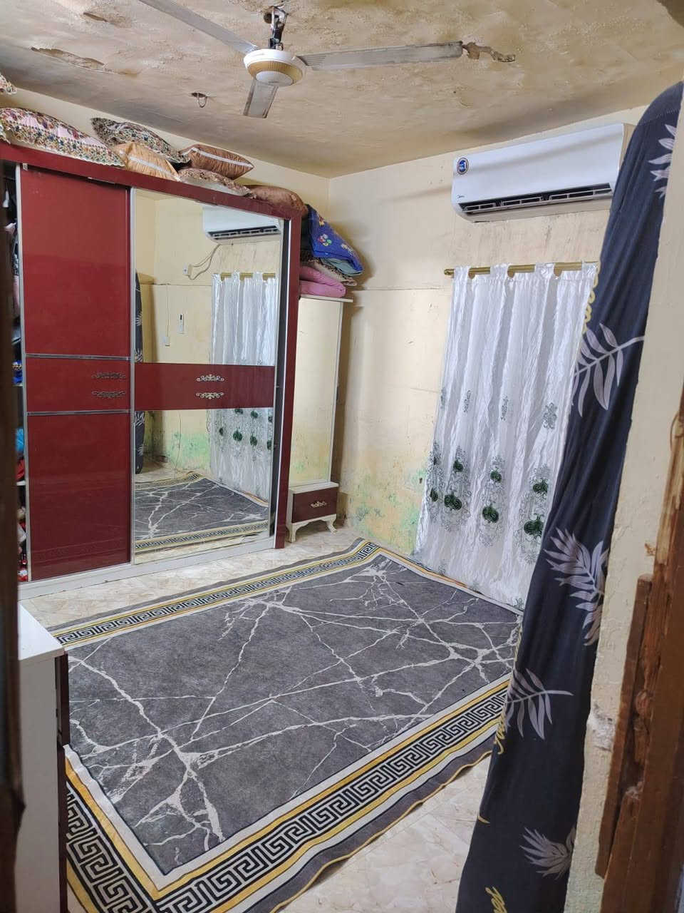 بيت زراعي 150 متر الورديه قريب عالشارع العام دربونه ابو سمير الدفاعي للعقارات البيت يحتوي  على غرفه + استقبال + صاله+ ومطبخ + حمام داخلي + حمام خارجي + ومخزن خارجي + بيت مسلح( البيت عوزه ترتيب) ( السعر البيت 37 مليون وبي مجال غير متواجد على الفيس) (***********)
