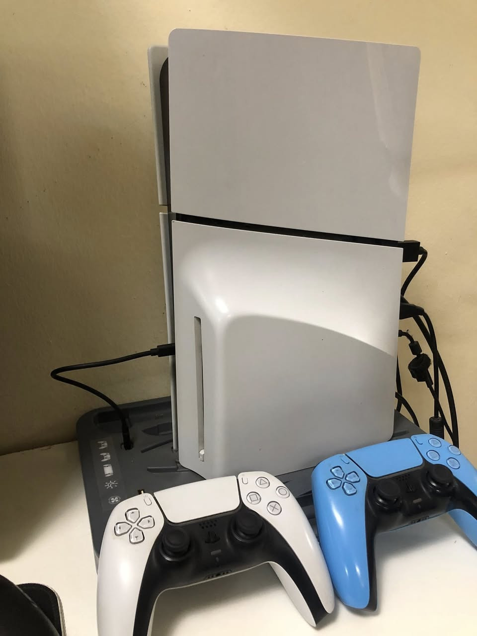 بلي 5 سلم استخدام قليل كامل
ملحقات وياه تجي جوستك اضافي +قاعده فان وشاحنه كنترول. 

ولعبه جي تي اي. 

مراوس ويا pc او بيع.


**إذا كنت صاحب هذا الإعلان وتريد حذفه لأي سبب، رجاءا أرسل رسالة إلى الدعم الفني**