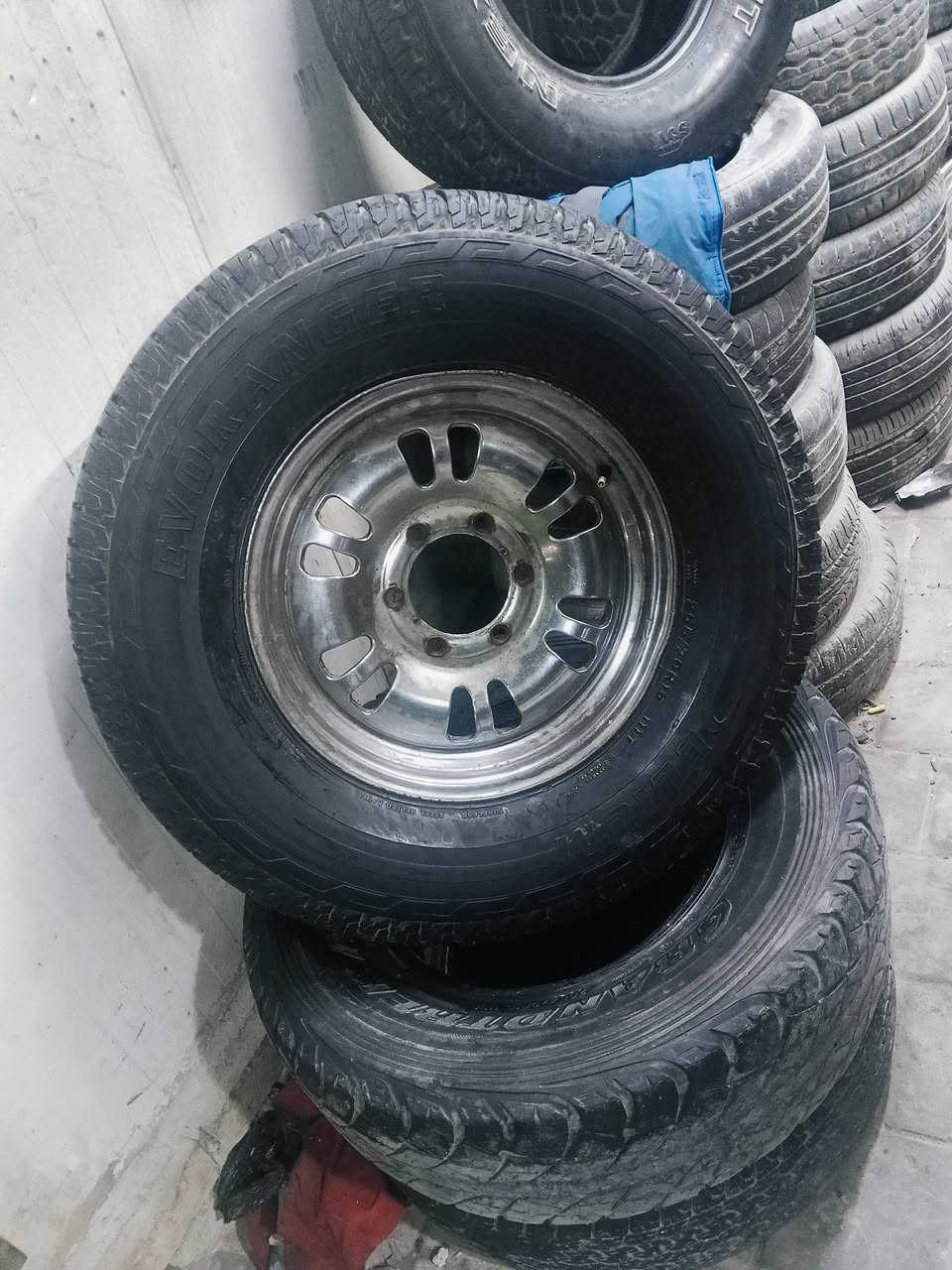 السلام عليكم
تخم تايرات للبيع 
القياس 255/70/15
وسبير 16الويل بي عواج قليل 
بغداد مدينه الصدر 💪 
***********

