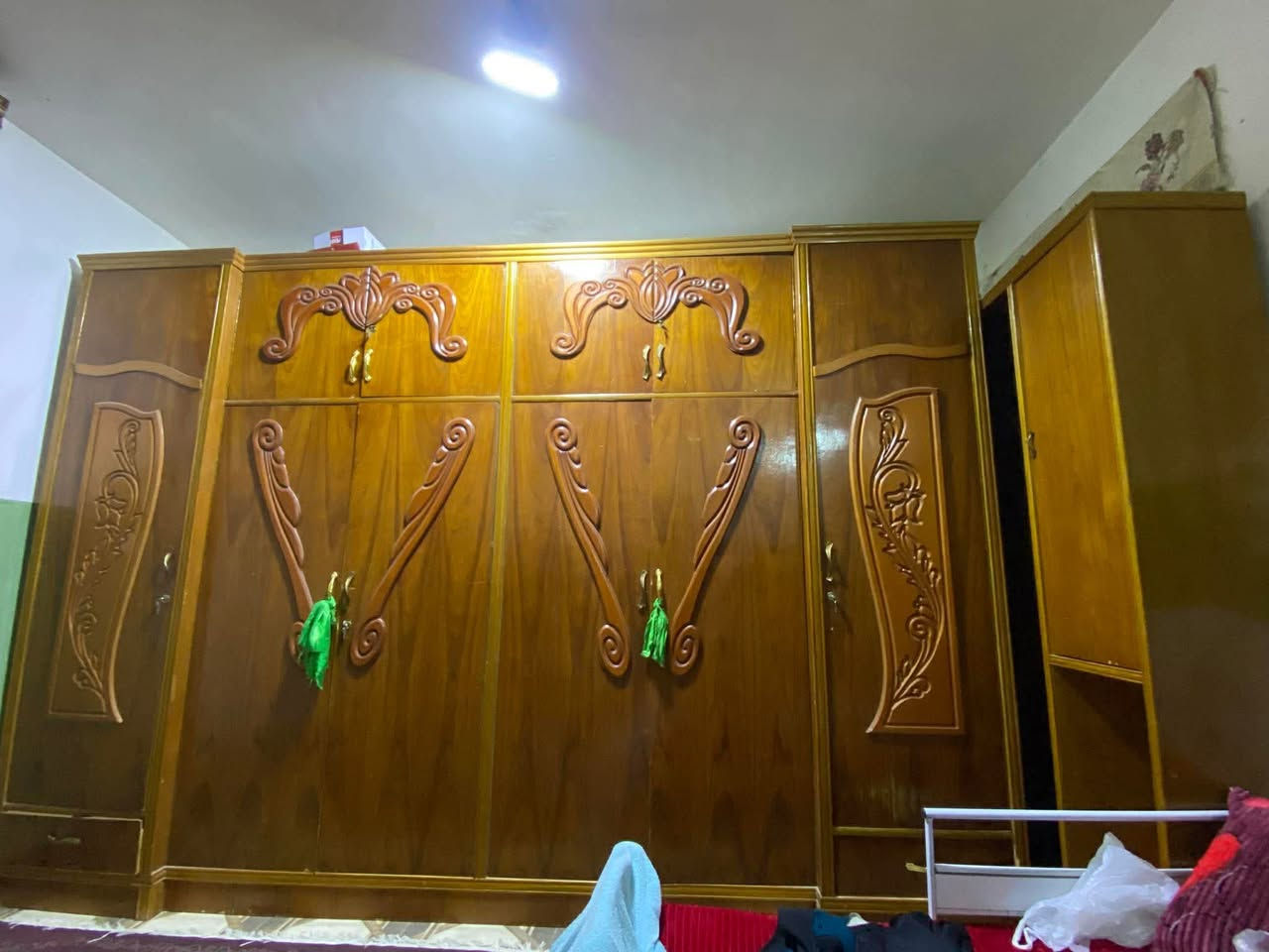 السلام عليكم غرفه نوم نجاره ثكيله كلش ونضيفه كامله ٥ قطع للبيع سعره ٥٠٠ وبيه مجال قليل ***********
