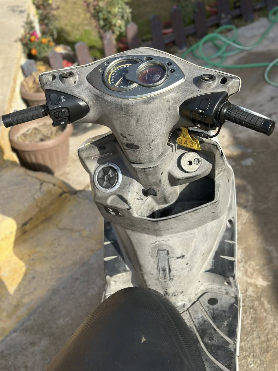 سلام عليكم سكنس فحل كوري للبيع دراجه خير من الله كامله مكمله مكينه ناعمه خير من الله مابيها اي نقص بس الشاشه طافيهلباقي كله شغال مكاني الشعله رقمي ***********  مامتواجد عل فيس بس عل رقم سعر ٥٥٠ وبيها مجال قليل
