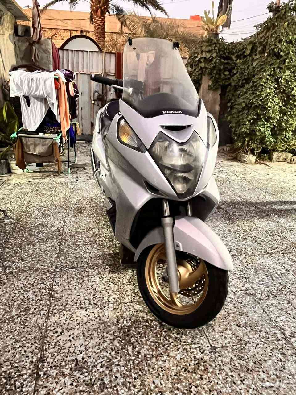 السلام عليكم شباب دراجه سلفر ونج  محرك مكفول نضافه كفرات شوفه عينك الدراجه تايرات جدد باتري جديد مانقصه شي والكفر الامامي يرادله بس تطبيك مانقصها شي الدراجه السعر 1700 وبيها مجال للطيبين
مكلف بنشر صاحب الدراجه هاذ رقمه ***********
