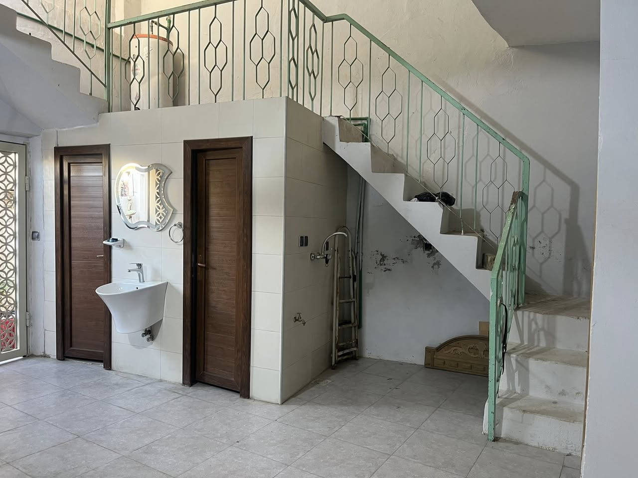 للبيع مشتمل حجة اخو الجديد 

المساحة ٥٢ متر 

الموقع - قرب شارع بنت الحسن - مجاور سوق المسقف

السعر ٣٨ مليون 

المشتمل ترميم جديد 

١- غرفه نوم 
صاله 
استقبال 
صحيات 
السقف ديكور وشيلمان 
سيراميك جداري وارضي 

*********** - ***********
 -
