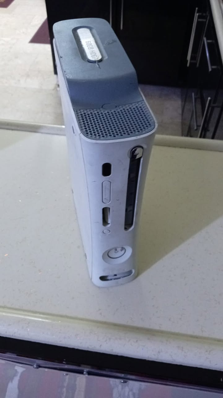 عدد ثنين اكس بوكس 360ويه يدات وكم لعبه اليحب يجي خاص *********** شغالات
