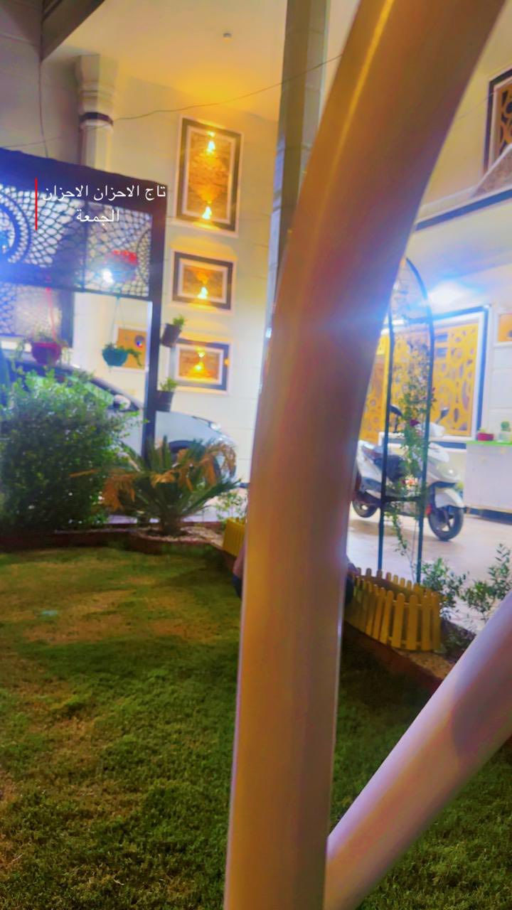 سلام عليكم عندي بيت مساحته ٢٦٥ متر طابو صرف بيت أريده ب٢٦٠ بناء جديد يحتوي على ٦ غرف نوم وصاله واستقبال وصحيات طابق اول وثاني صحيات ومطبخ وحديقه وطرمه ومنور بيت  شغل كله مغربي جبس بورد شغل الارضيه مرمر  مكان المحموديه حي العسكري ***********
