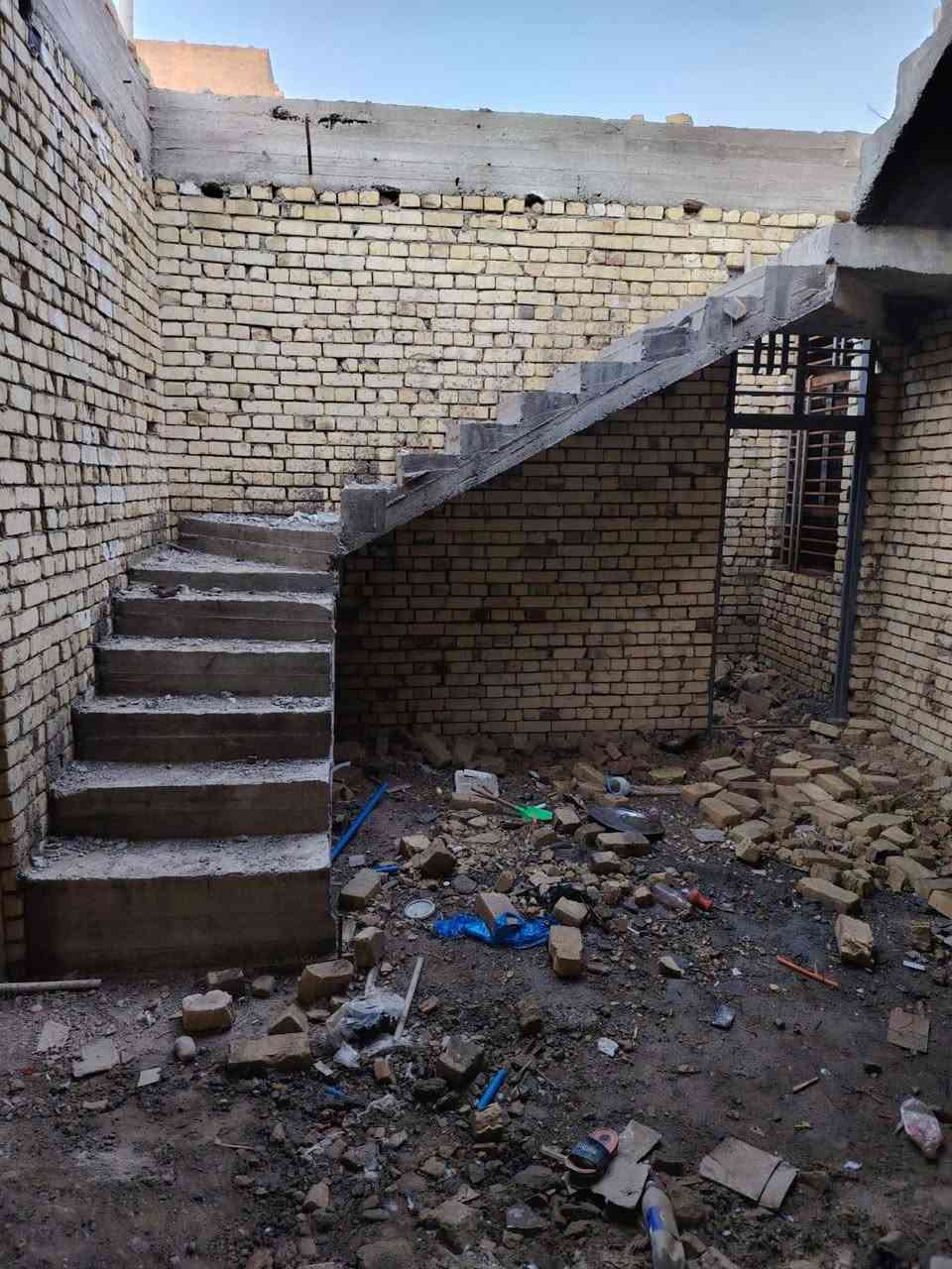 بسم الله توكلنا على الله
هيكل مصبوب طابو صرف مساحه 200متر
 باقيه بس دواخله فقط بدون شغل خدمات كامله 
رقم العقار 4546العنوان حي الغدير الثانيه 
الاستفسار ***********
***********
