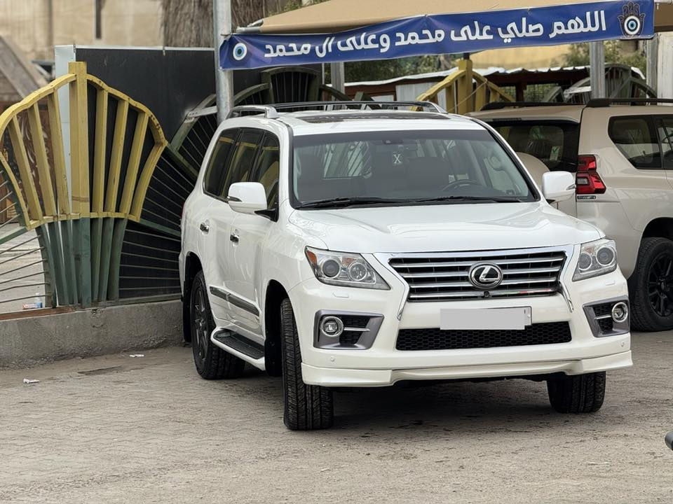 السلام عليكم
لكزس سبورت 570

موديل ٢٠١٤

فول السياره 

ماشيه ١١٧ الف كيلو 

السعر 39000 

العنوان زيونه 

***********
