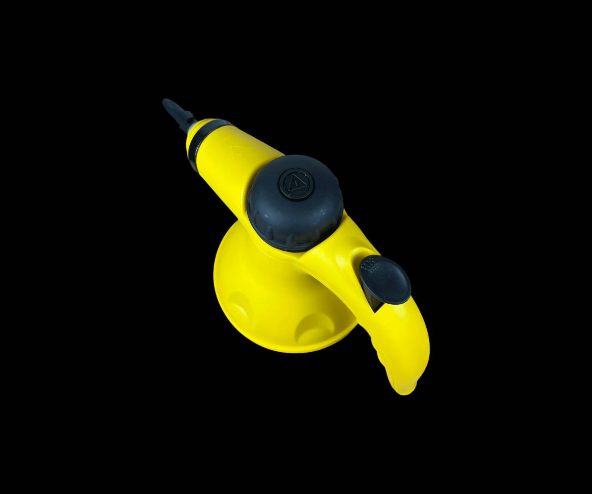 منظف بخاري محمول RAF R.1028 بقوة 1000 واط – 10 ملحقات متعددة

الاستخدامات

تنظيف وتعقيم الأرضيات، السيراميك، والرخام.

إزالة الدهون المتراكمة عن أسطح المطبخ والفرن.

تنظيف الزجاج والمرايا والنوافذ بدون مواد كيميائية.

تعقيم الحمامات والحنفيات والفواصل بين البلاط.

تنظيف الأرائك، الستائر، والمفروشات بالقماش المخصص.

إزالة الأوساخ من زوايا ضيقة يصعب الوصول إليها.

تعقيم لعب الأطفال وبعض الأسطح الصلبة بالبخار.

المميزات

قدرة كهربائية: 1000 واط لأداء قوي وسريع.

سعة خزان الماء: 350 مل.

درجة حرارة البخار: حتى 100° مئوية.

ضغط بخار أقصى: 3 بار.

معدل تدفق البخار: 25–30 غرامدقيقة.

زمن التسخين: تقريباً 3 دقائق.

تشغيل على كهرباء: 220–240 فولت | 5060 هرتز.

نظام أمان بغطاء محكم وصمام حماية للضغط.

تصميم محمول وخفيف الوزن وسهل الاستخدام.

سلك طويل بطول 250 سم لحرية حركة أكبر.

يعمل بدون الحاجة إلى مواد تنظيف كيميائية.

10 ملحقات مختلفة لتعدد الاستخدامات.

محتويات الصندوق

الجهاز الرئيسي RAF R.1028.

خرطوم مرن.

رأس بخار مستقيم.

رأس بخار منحني.

فرشاة دائرية.

قطعة تنظيف زجاج.

قاعدة مسطحة مع قماش تنظيف.

كوب قياس.

قمع تعبئة.

حلقات مطاط احتياطية.

الملاحظات

لا يُفتح غطاء الخزان أثناء التشغيل أو قبل تفريغ الضغط.

يُستخدم ماء عادي فقط داخل الخزان.

يُنتظر حتى يبرد الجهاز قبل إعادة التعبئة.

يُفصل الجهاز عن الكهرباء بعد الانتهاء من الاستخدام.

يُحفظ بعيداً عن متناول الأطفال.