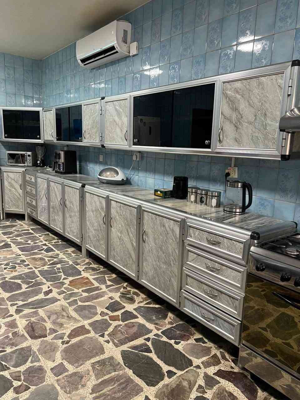 كاونتر المنيوم من النوع الجيد و سطح الكاونتر مرمر طبيعي اصلي
مع مرشحه و سنك بسعر مليون و بي مجال


**إذا كنت صاحب هذا الإعلان وتريد حذفه لأي سبب، رجاءا أرسل رسالة إلى الدعم الفني**
