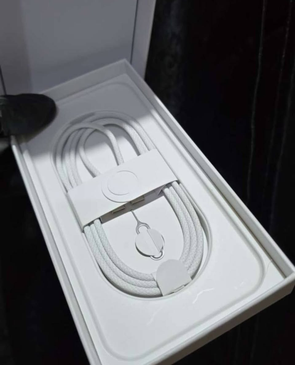 السلام عليكم ايفون 17 كوبي بس مفتوح الكارتون للفحص ما تميز الاصلي عنه ويا شاحن و عدسات و كفر ماكس سيف شفاف سعره 180 للتواصل على الرقم ***********
